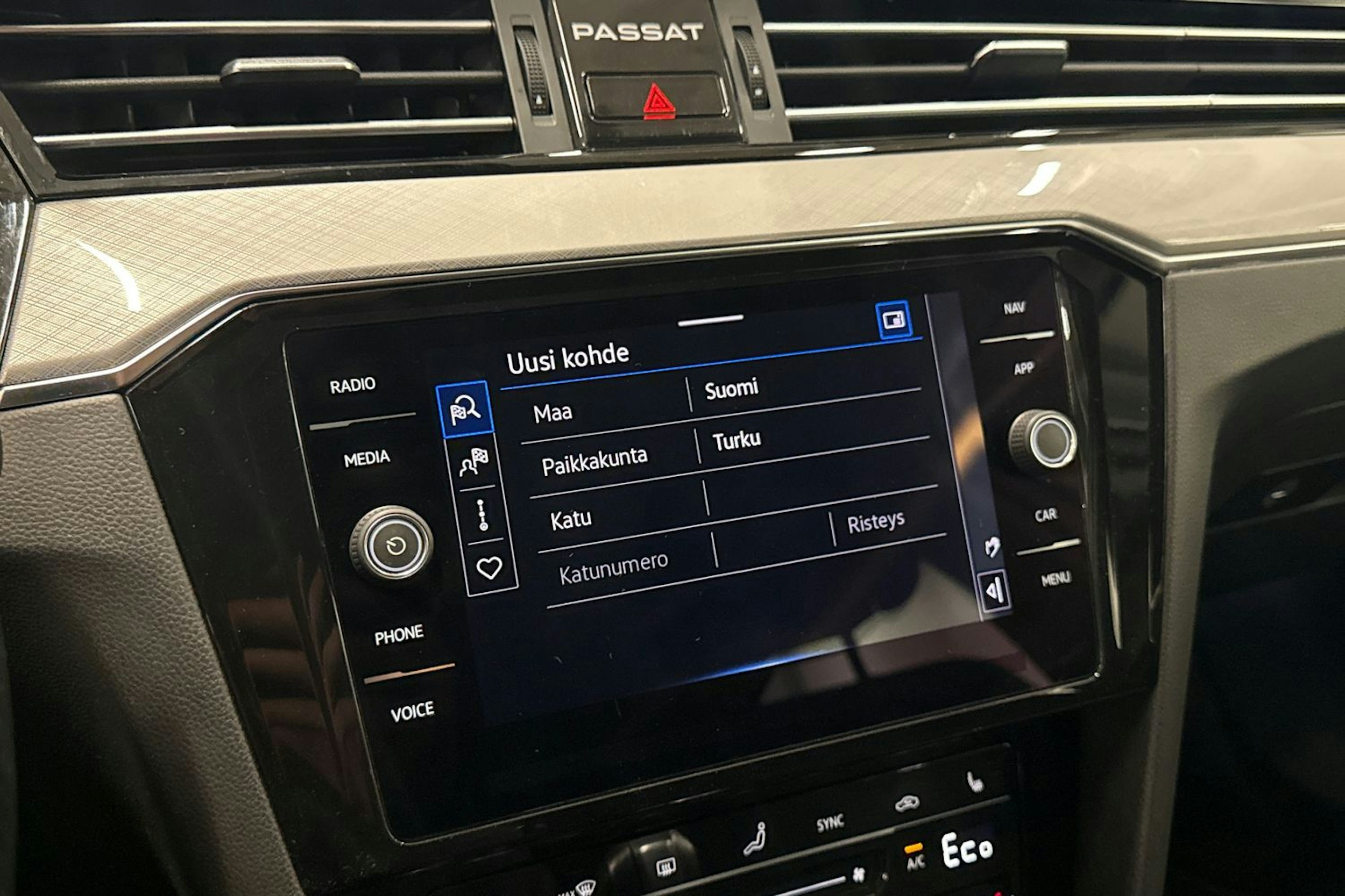 valkoinen Volkswagen Passat 2022 kuva 21.