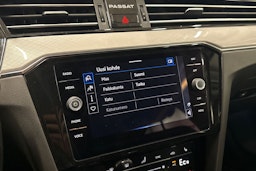 valkoinen Volkswagen Passat 2022 kuva 21.