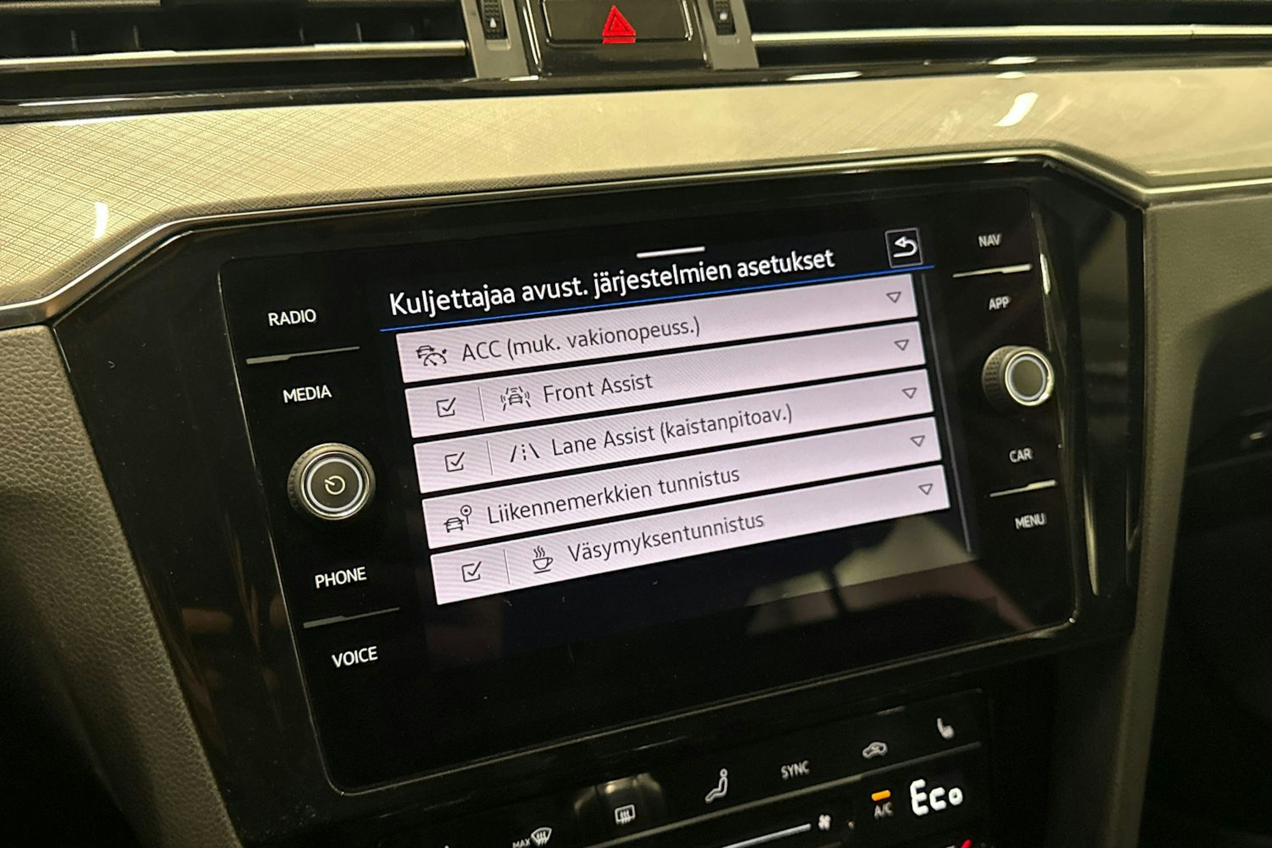 valkoinen Volkswagen Passat 2022 kuva 22.