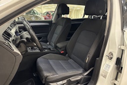 valkoinen Volkswagen Passat 2022 kuva 25.
