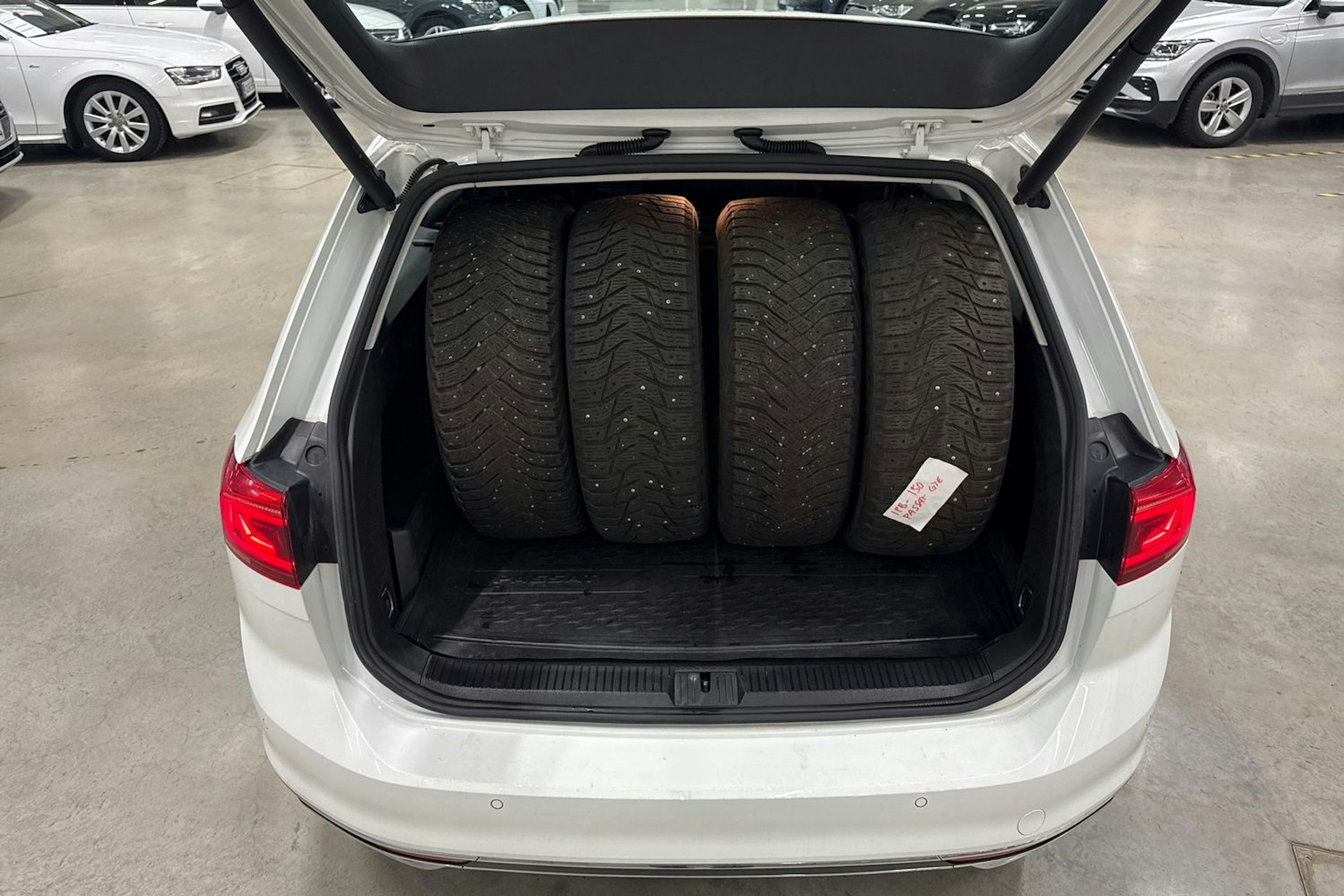 valkoinen Volkswagen Passat 2022 kuva 26.