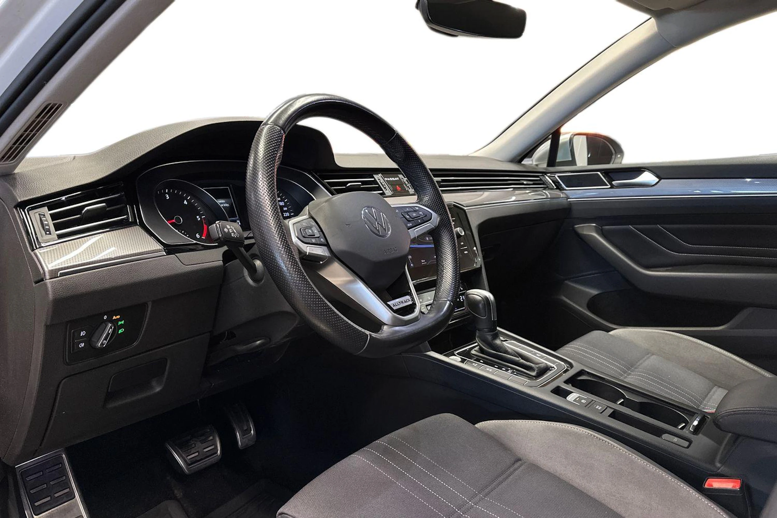 valkoinen Volkswagen Passat 2022 kuva 8.