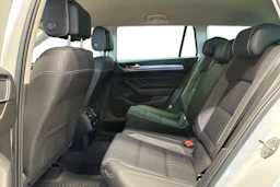 valkoinen Volkswagen Passat 2022 kuva 11.