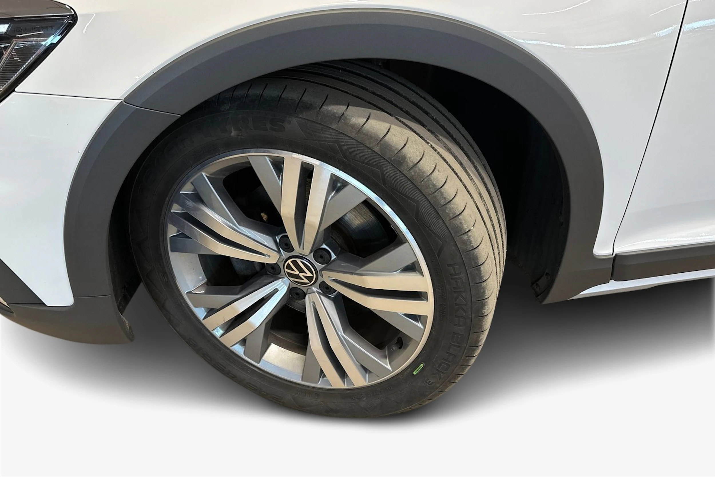 valkoinen Volkswagen Passat 2022 kuva 12.