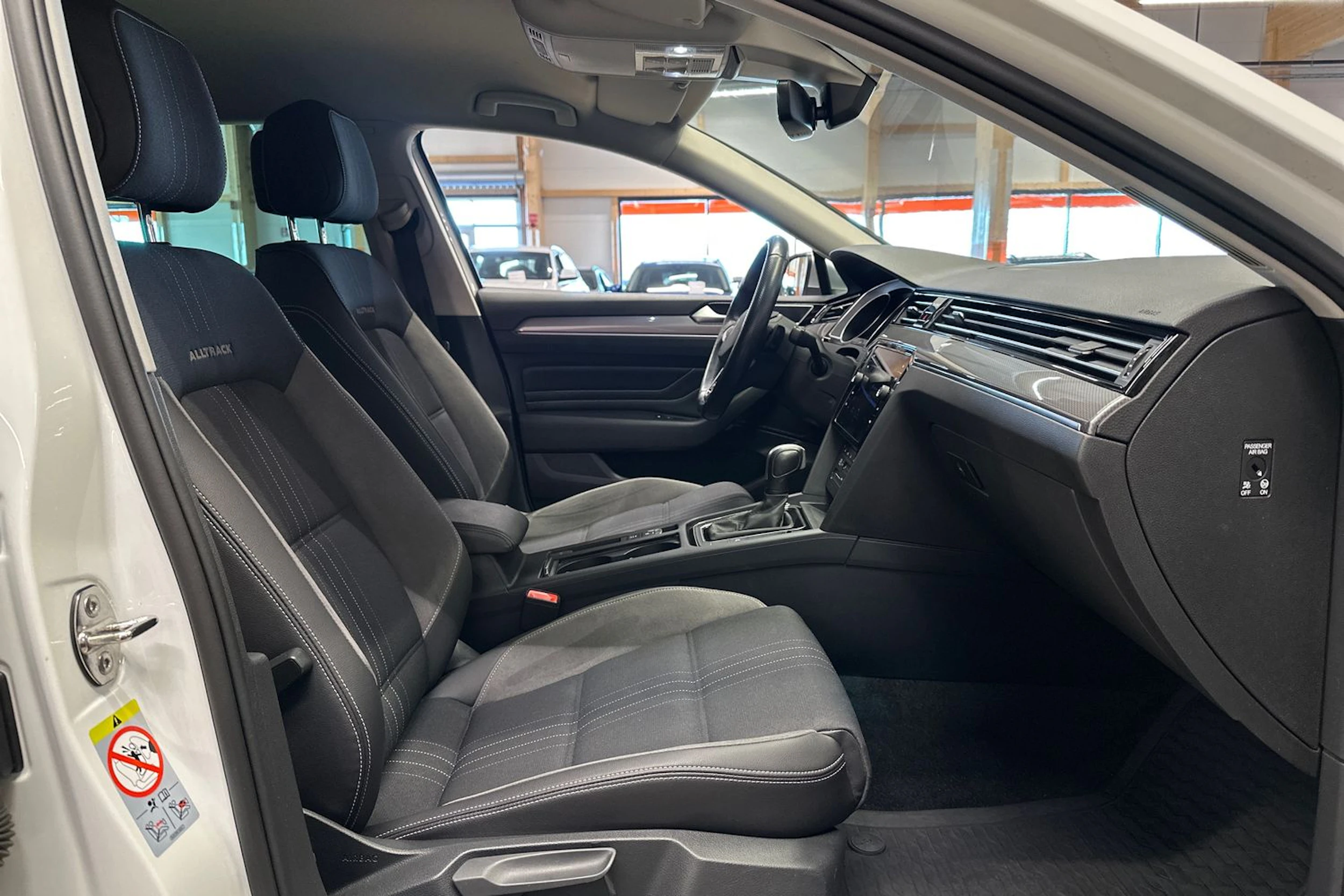 valkoinen Volkswagen Passat 2022 kuva 15.