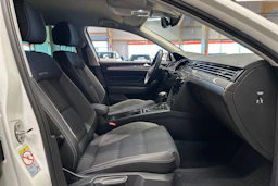 valkoinen Volkswagen Passat 2022 kuva 15.