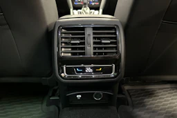 valkoinen Volkswagen Passat 2022 kuva 16.