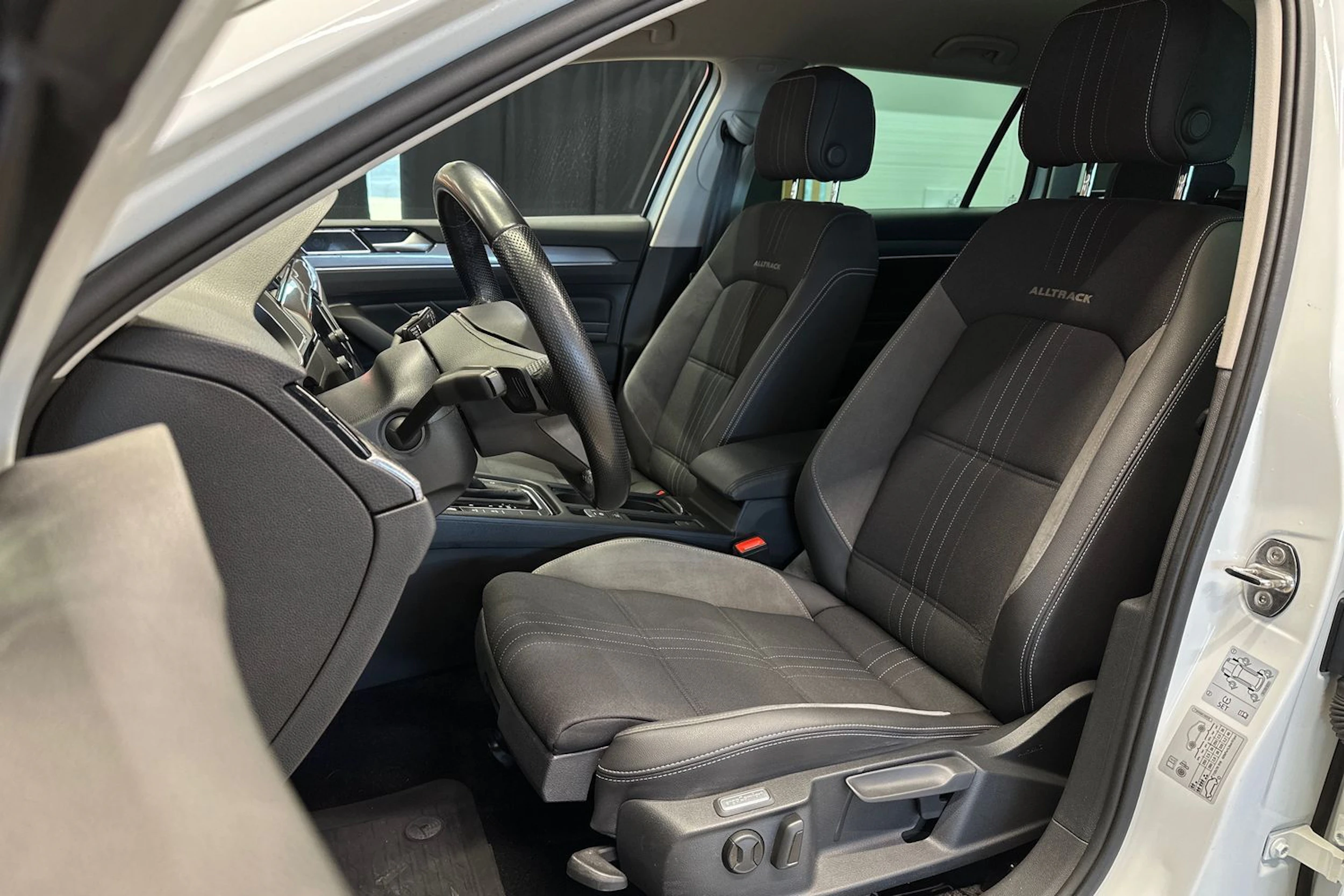 valkoinen Volkswagen Passat 2022 kuva 17.