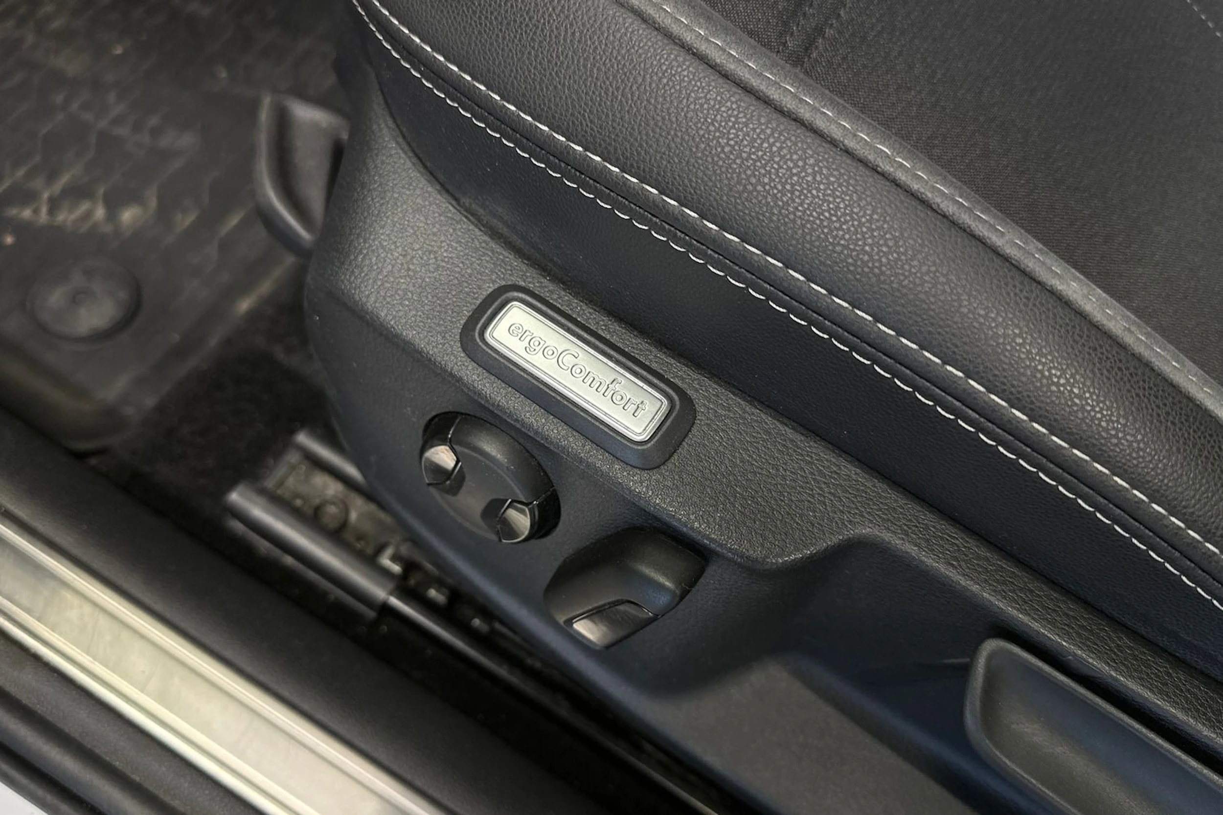 valkoinen Volkswagen Passat 2022 kuva 18.