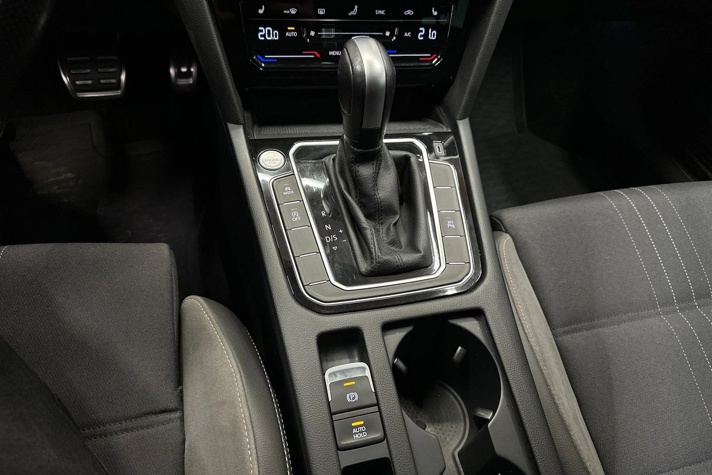 valkoinen Volkswagen Passat 2022 kuva 25.