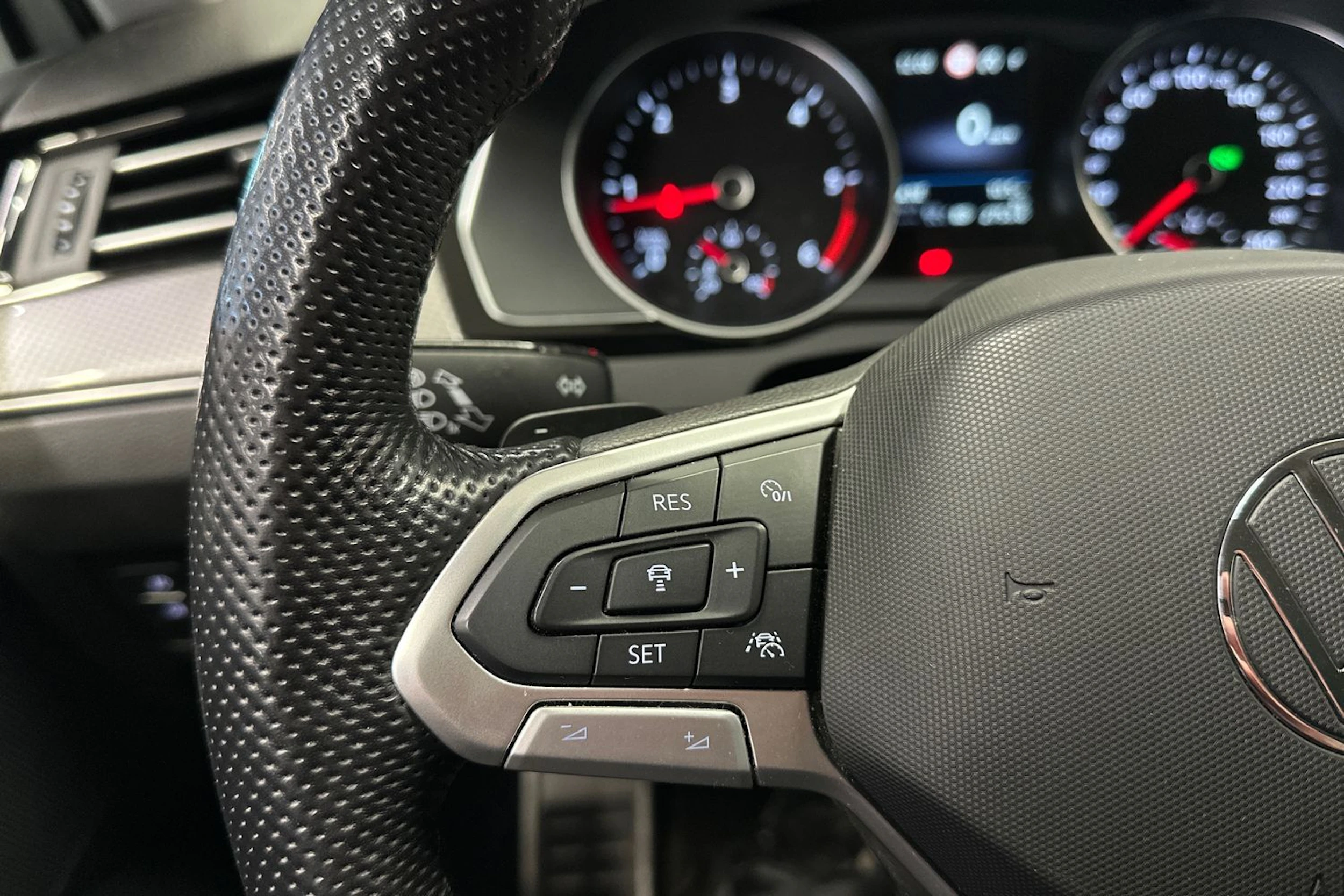 valkoinen Volkswagen Passat 2022 kuva 28.