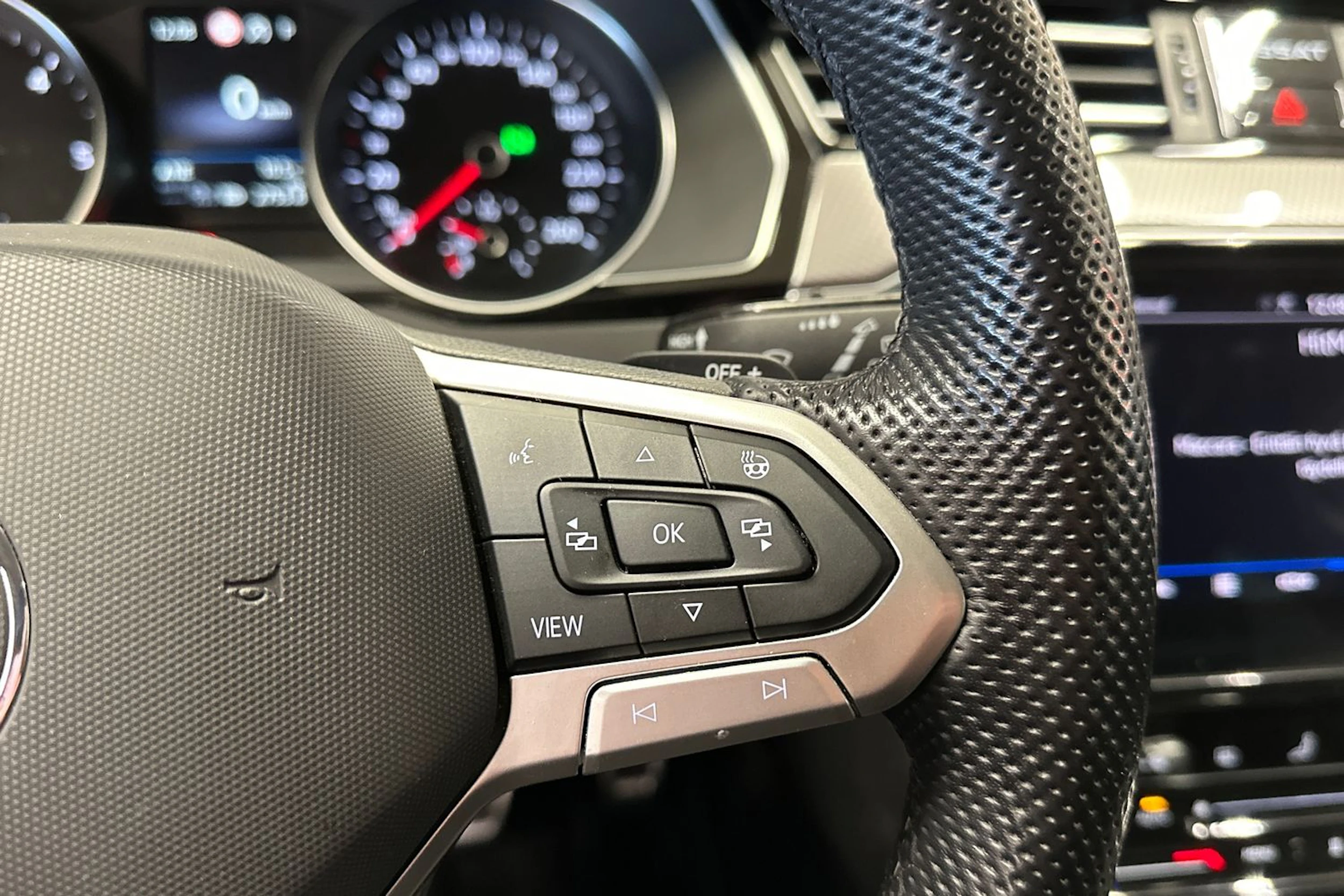 valkoinen Volkswagen Passat 2022 kuva 29.