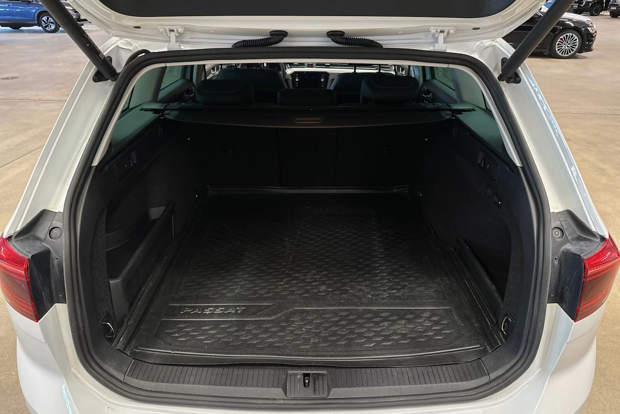 valkoinen Volkswagen Passat 2022 kuva 31.