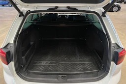 valkoinen Volkswagen Passat 2022 kuva 31.