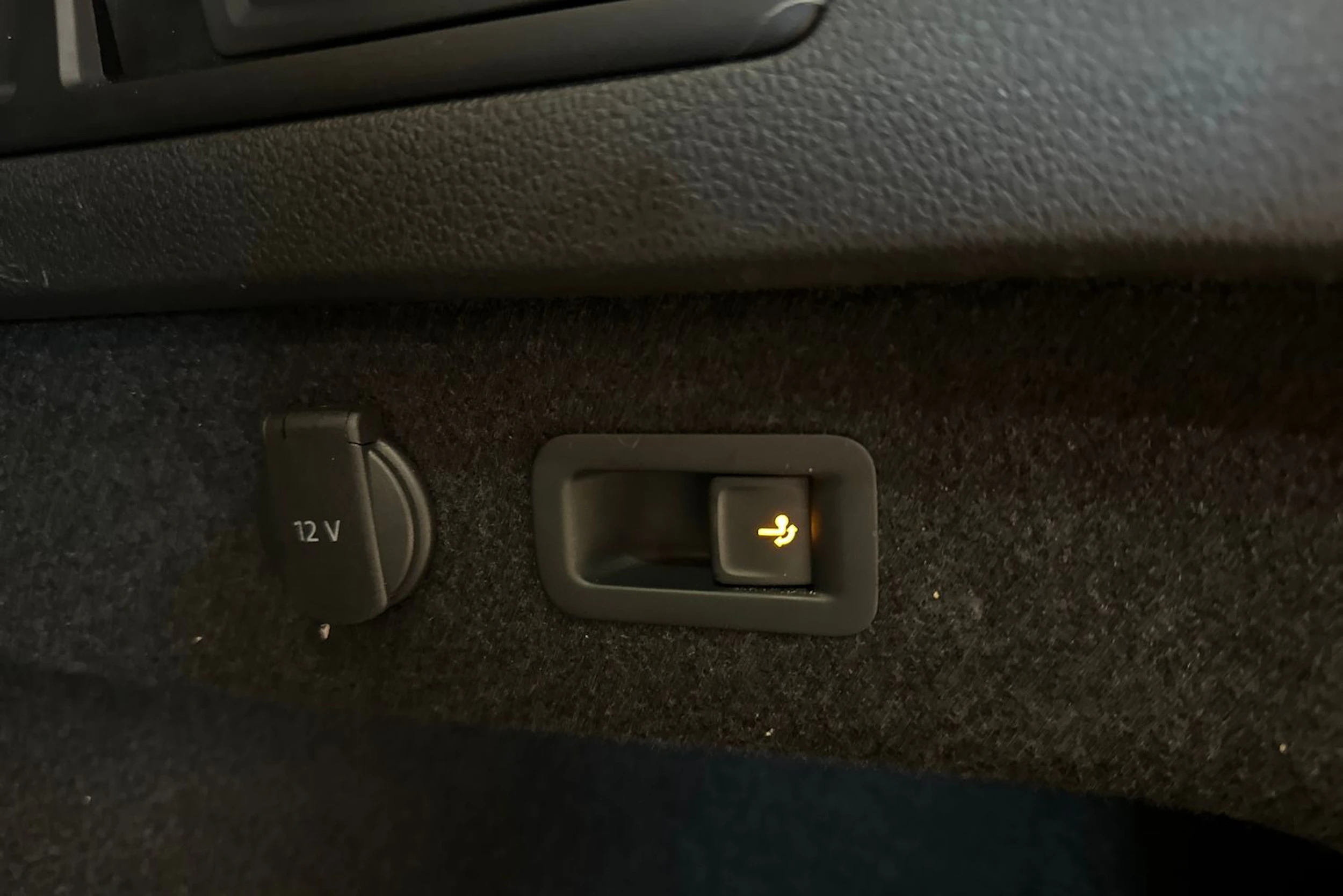 valkoinen Volkswagen Passat 2022 kuva 32.