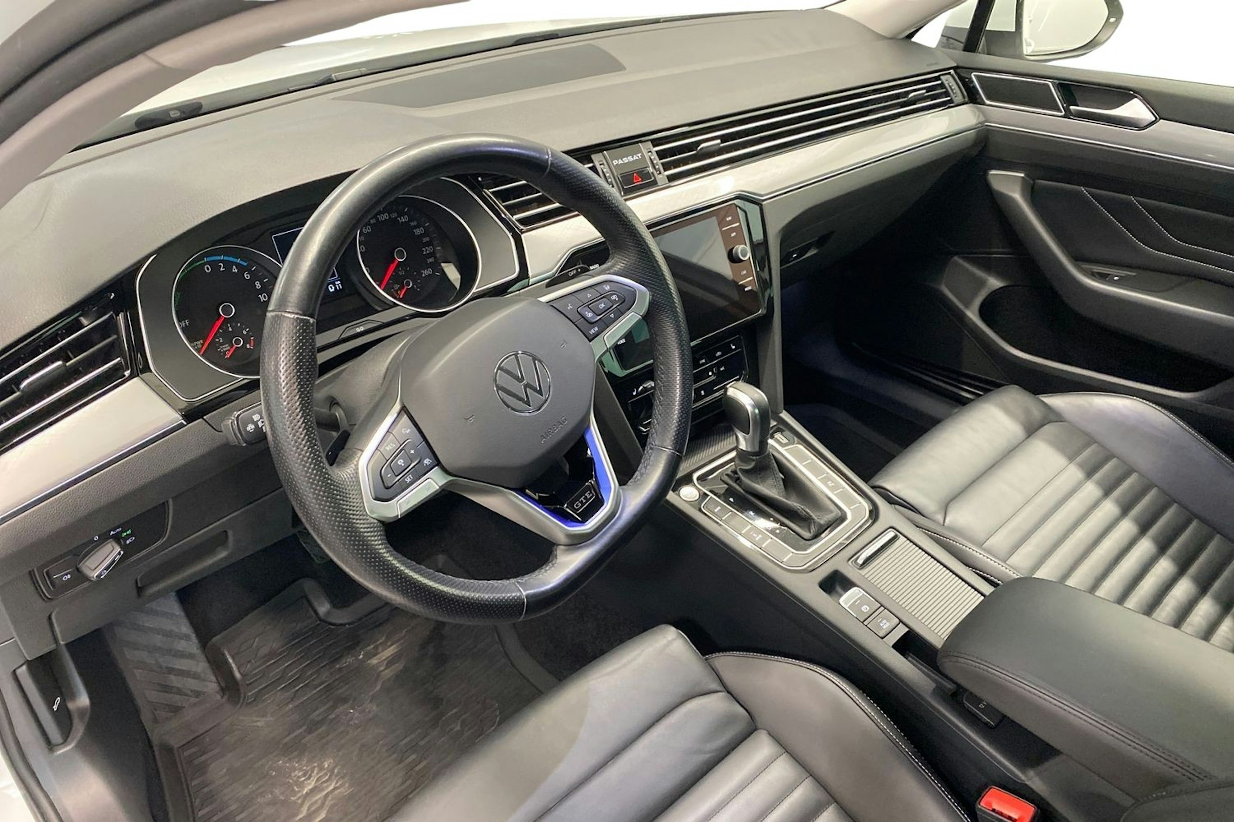 valkoinen Volkswagen Passat 2022 kuva 7.