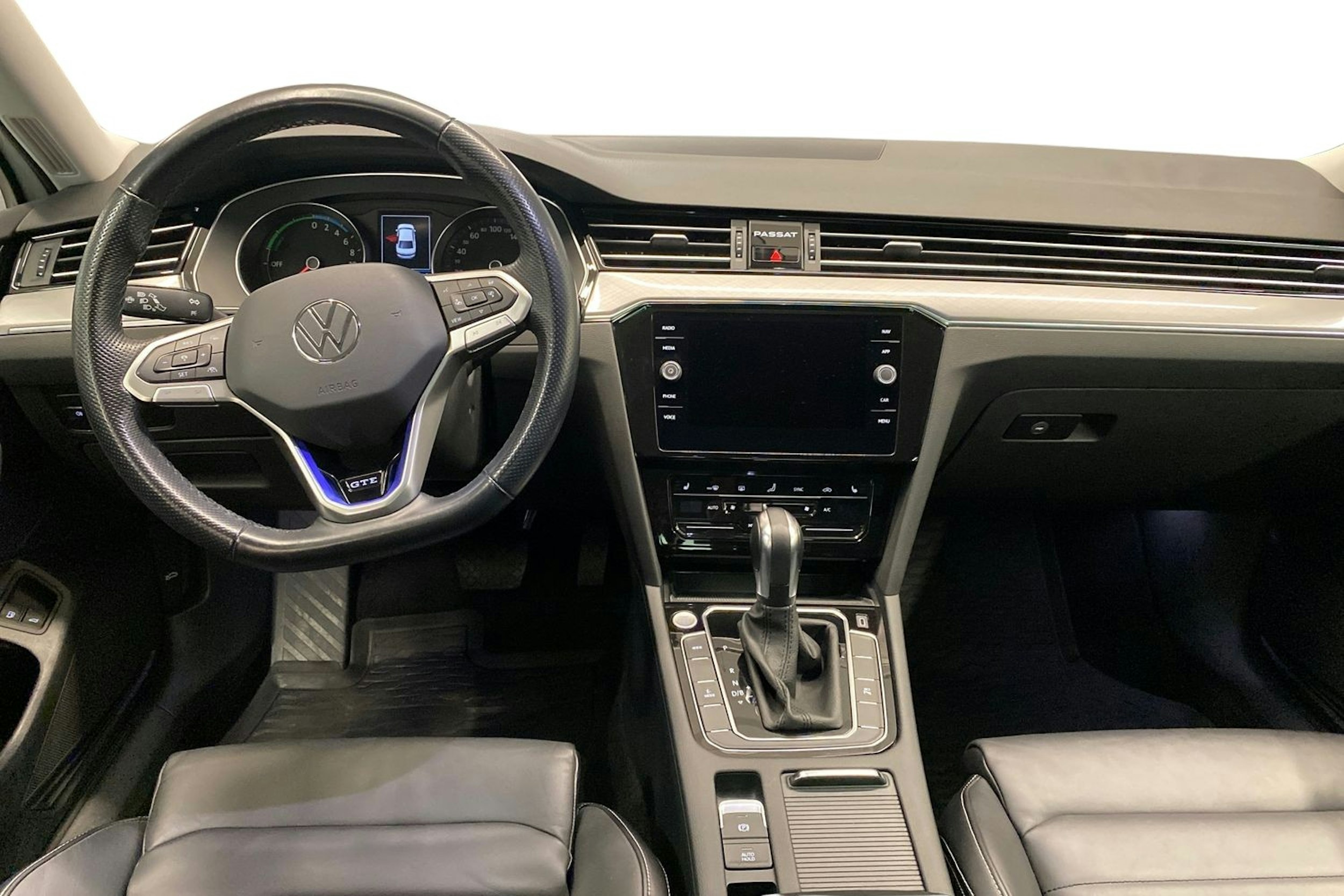valkoinen Volkswagen Passat 2022 kuva 9.