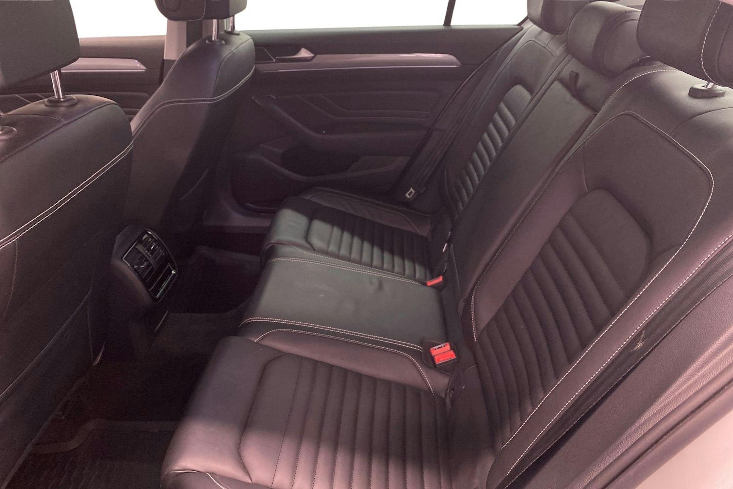 valkoinen Volkswagen Passat 2022 kuva 10.