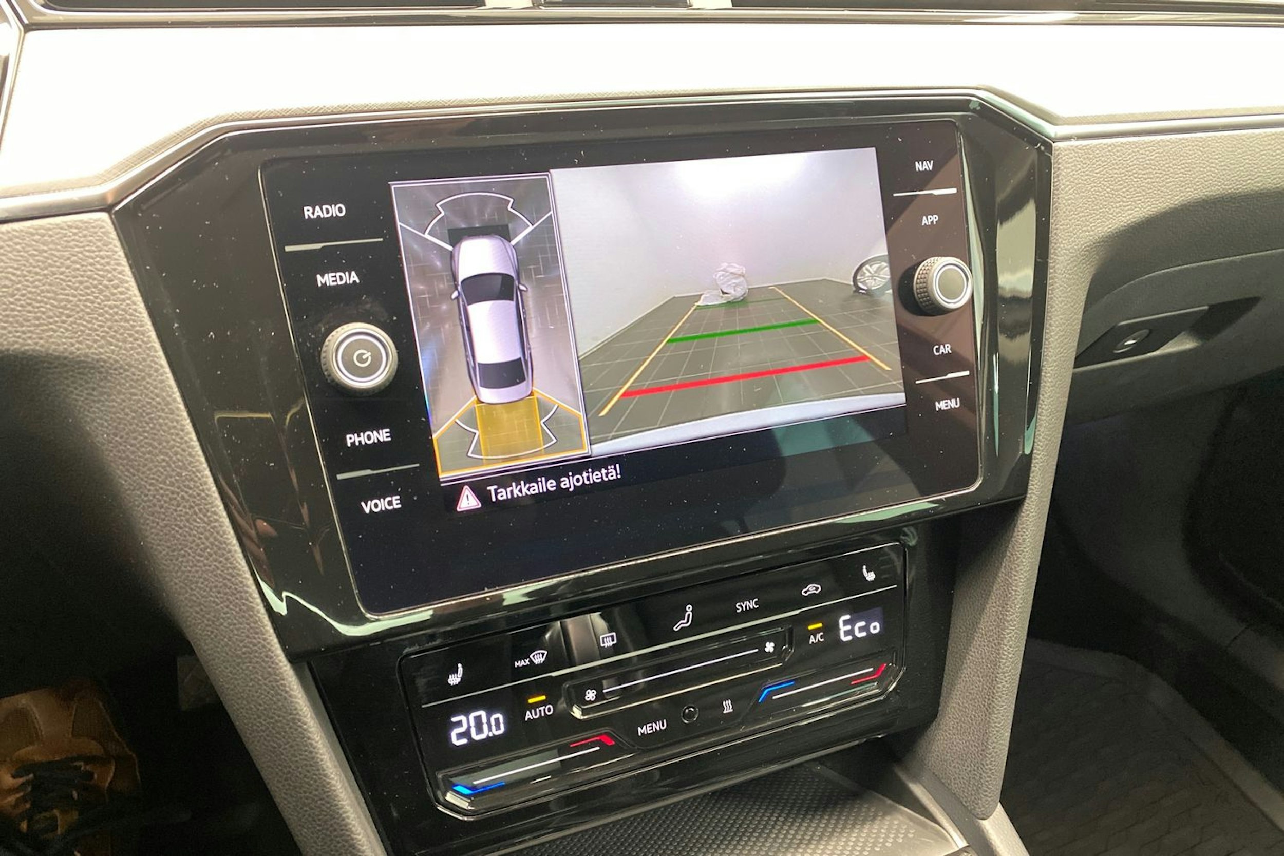 valkoinen Volkswagen Passat 2022 kuva 16.