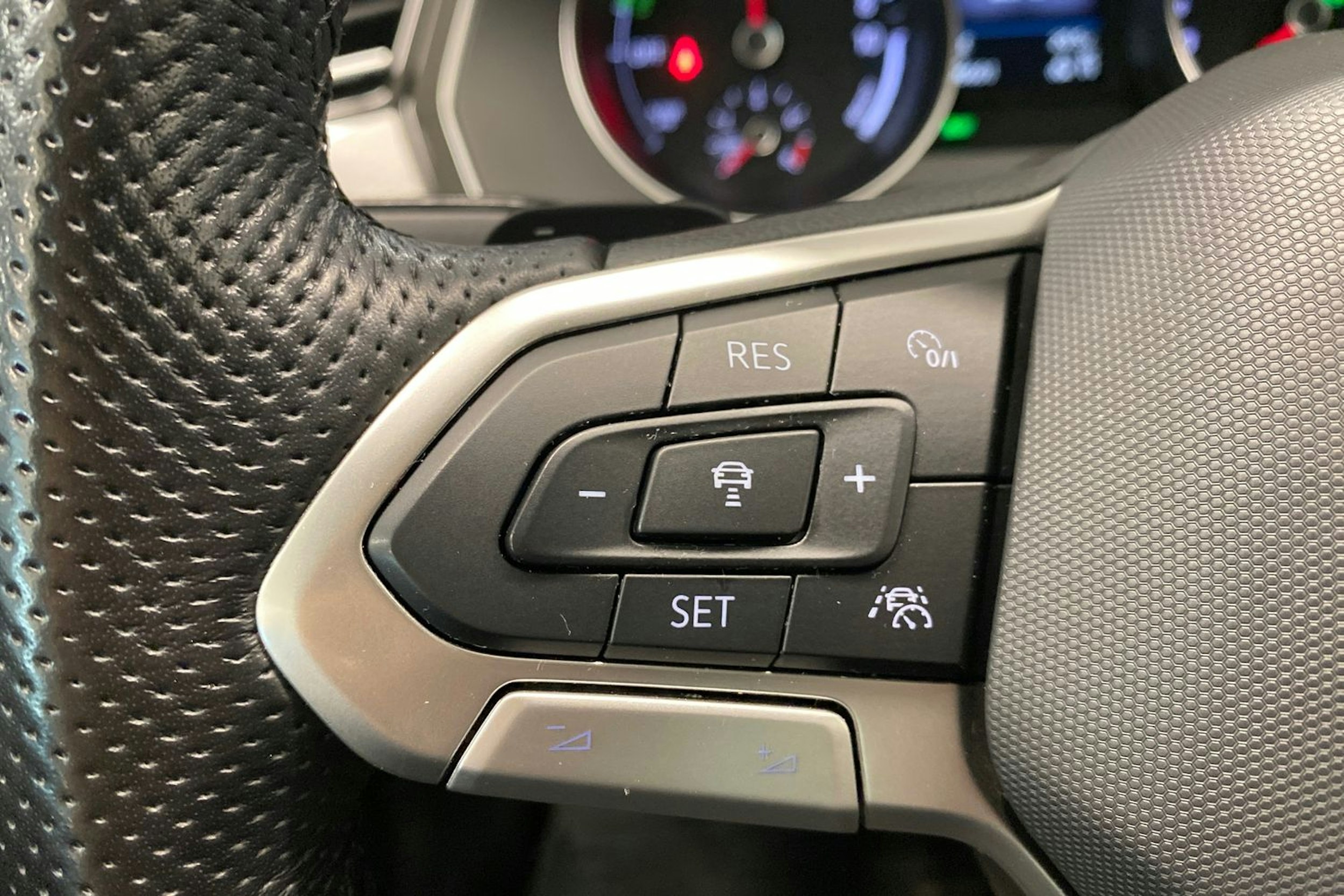 valkoinen Volkswagen Passat 2022 kuva 18.