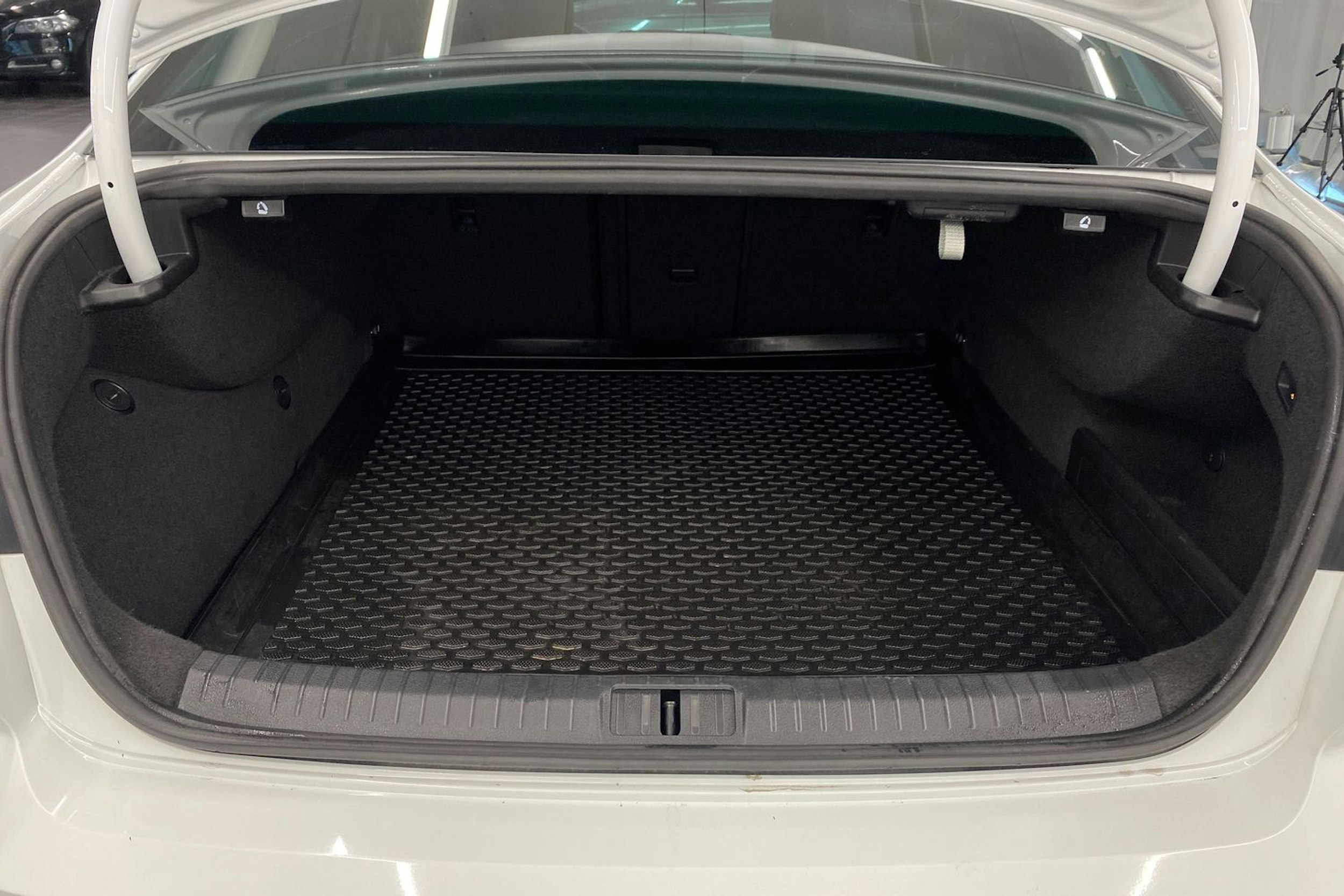 valkoinen Volkswagen Passat 2022 kuva 23.