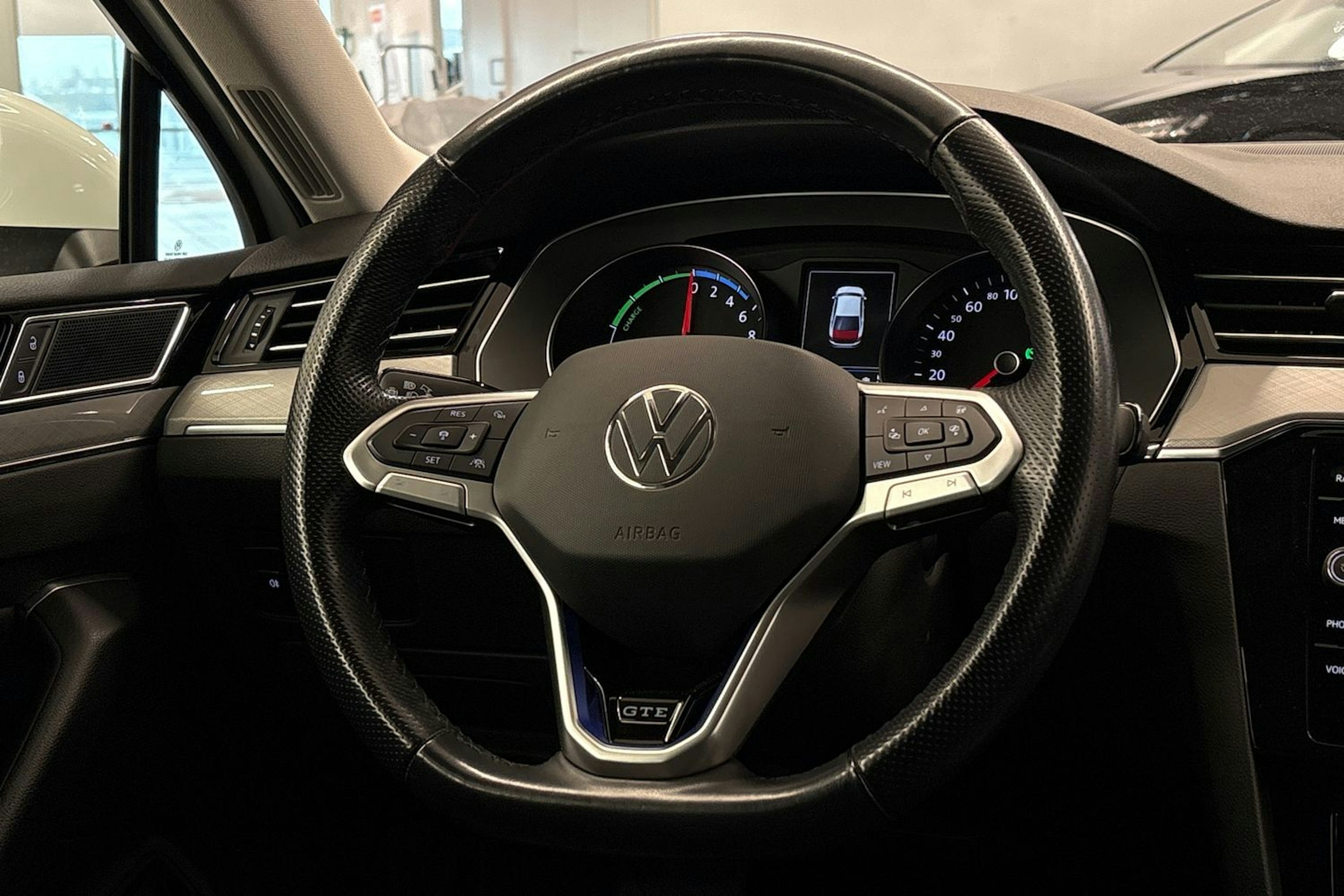 valkoinen Volkswagen Passat 2022 kuva 30.