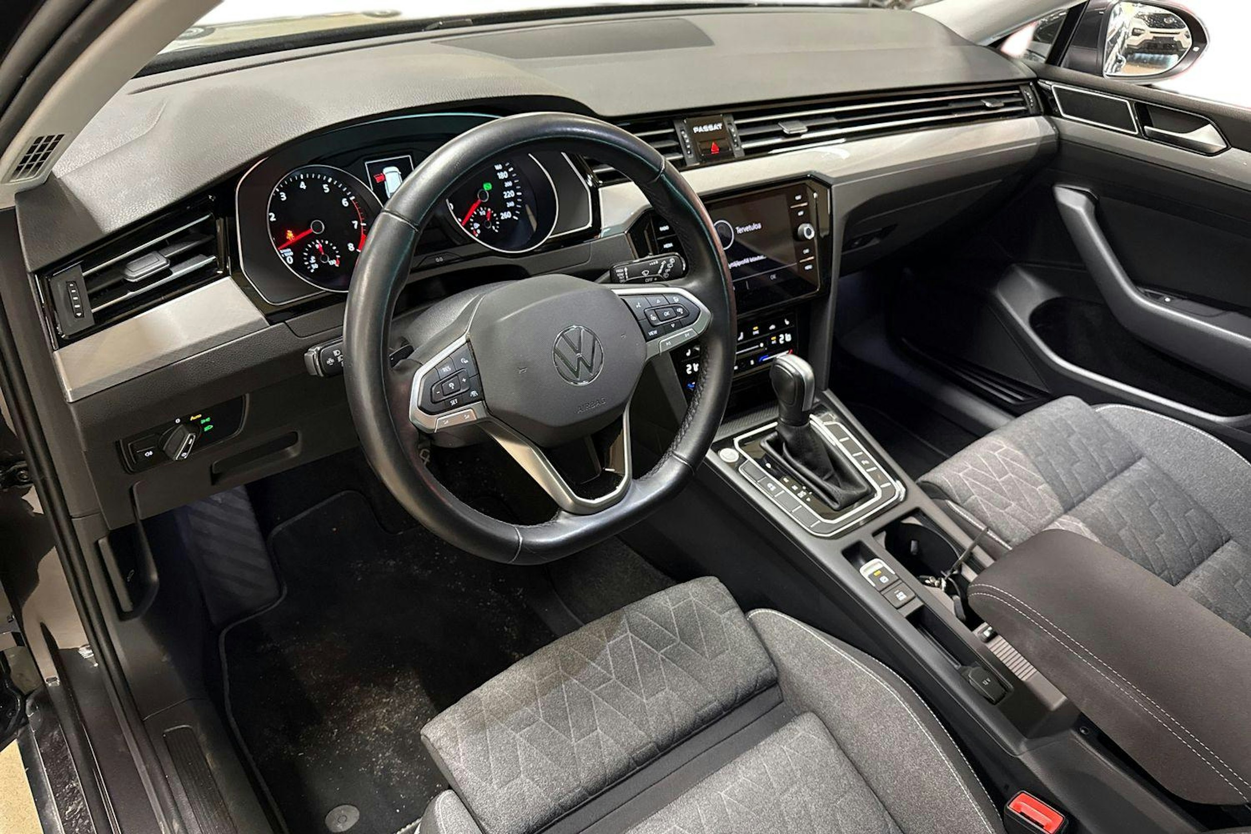harmaa Volkswagen Passat 2022 kuva 3.