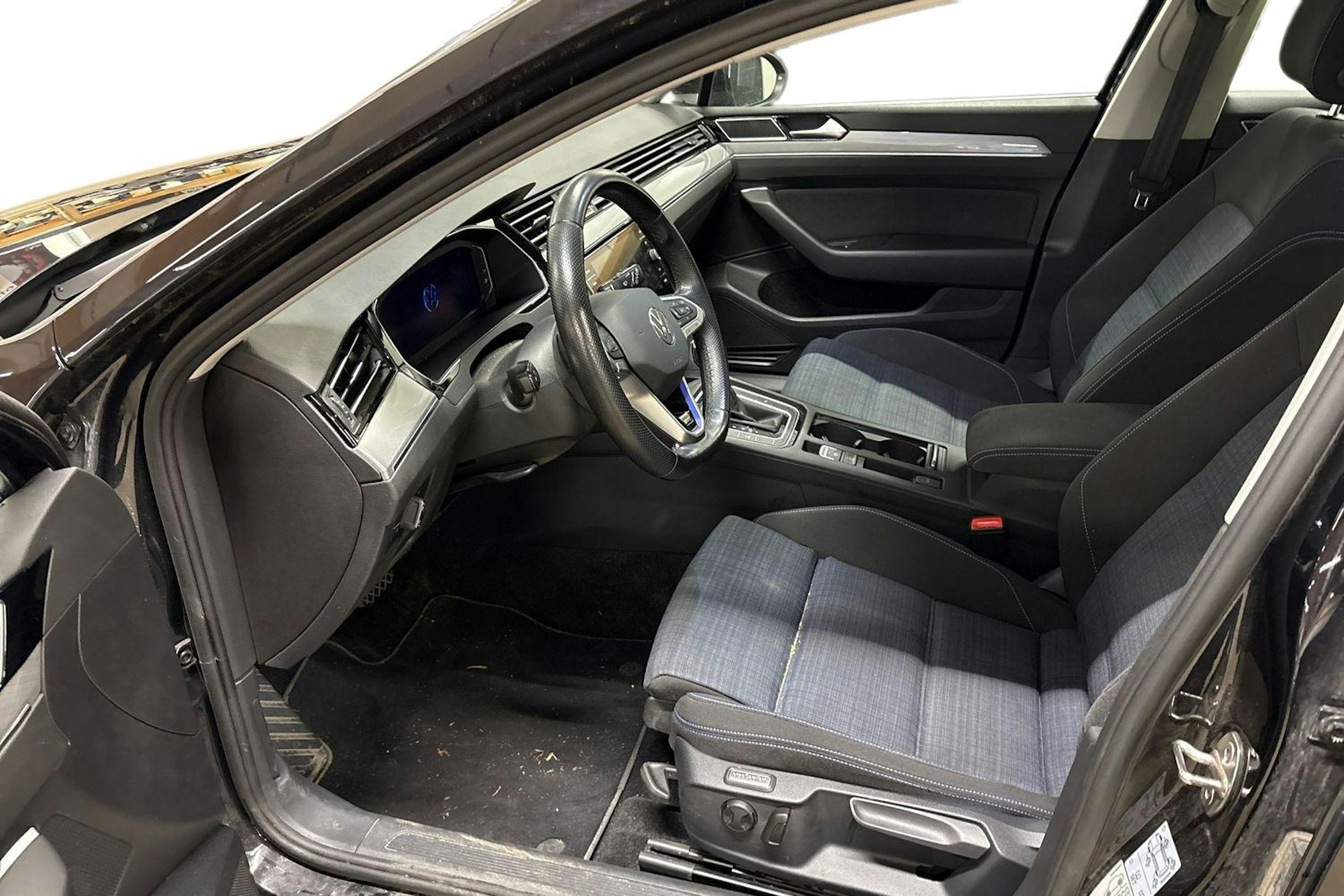 musta Volkswagen Passat 2022 kuva 3.