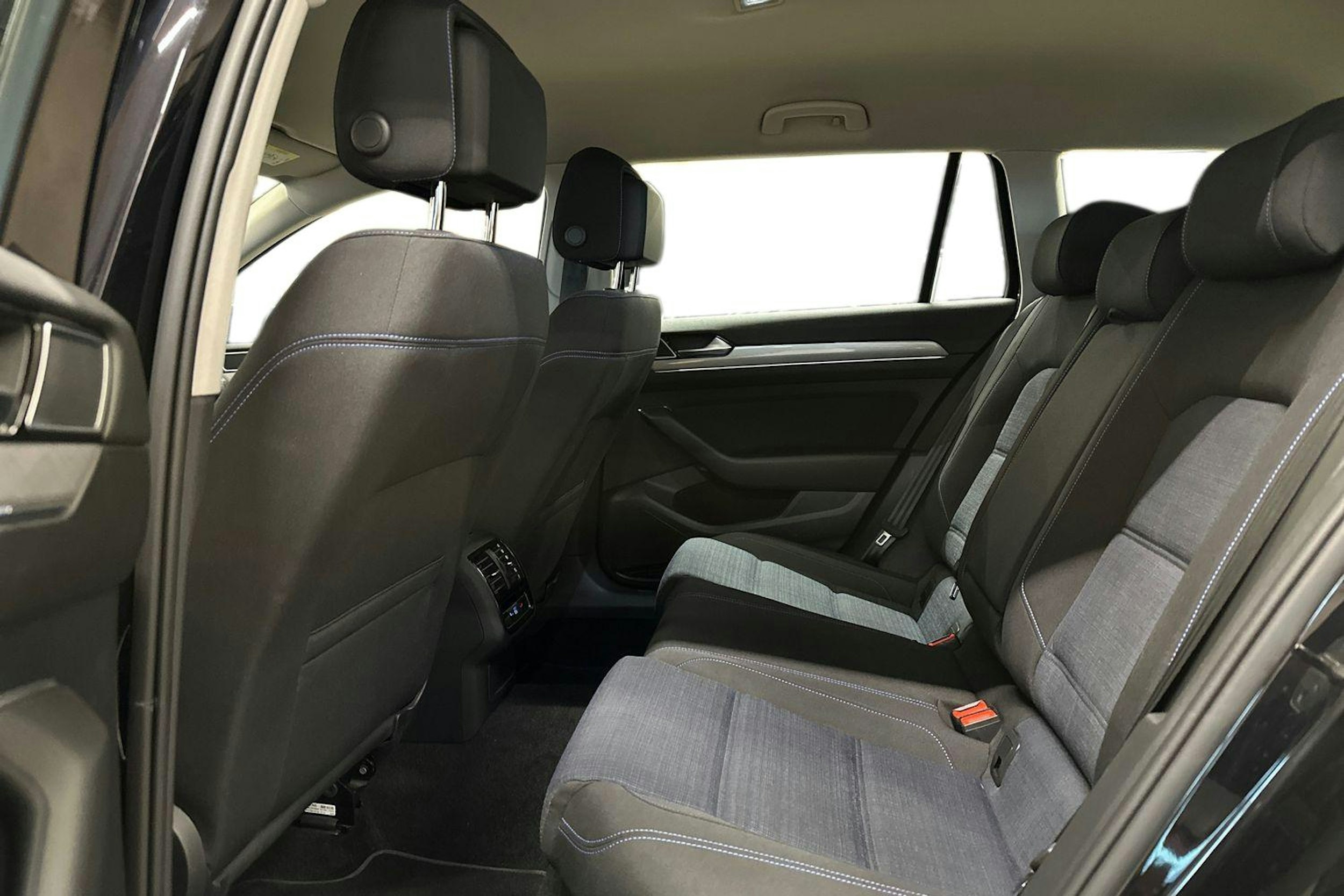 musta Volkswagen Passat 2022 kuva 10.