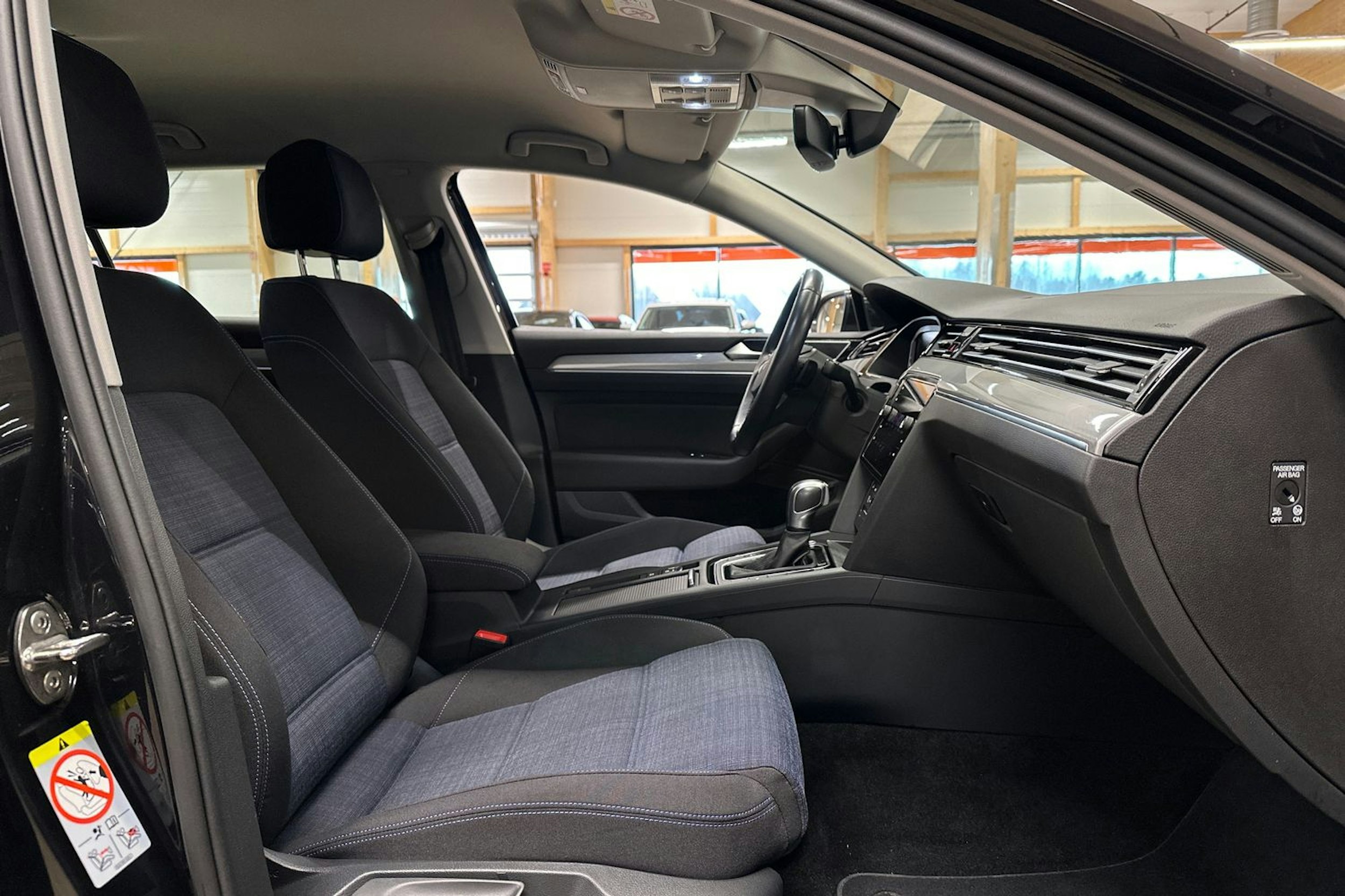 musta Volkswagen Passat 2022 kuva 14.