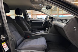 musta Volkswagen Passat 2022 kuva 14.