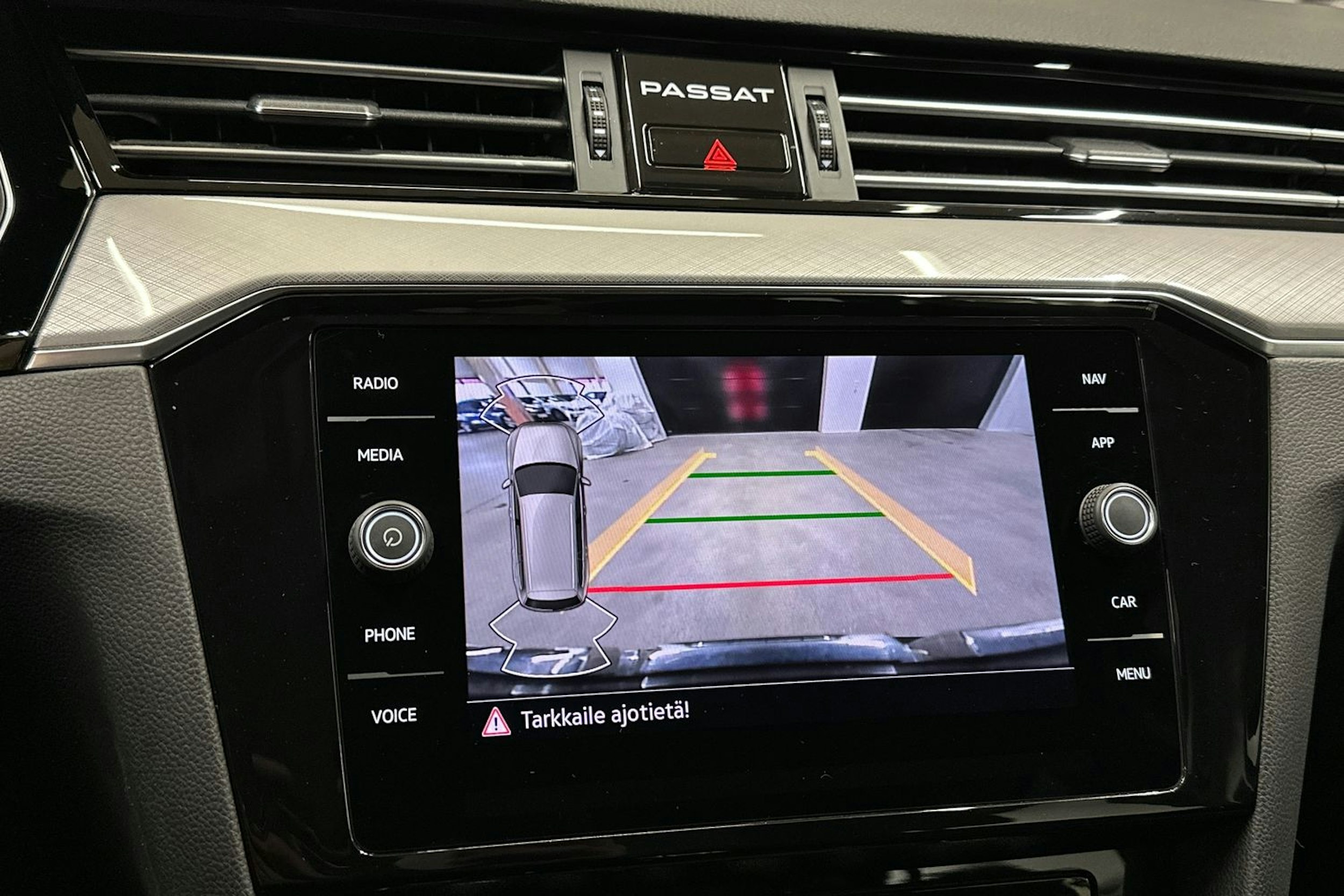 musta Volkswagen Passat 2022 kuva 16.