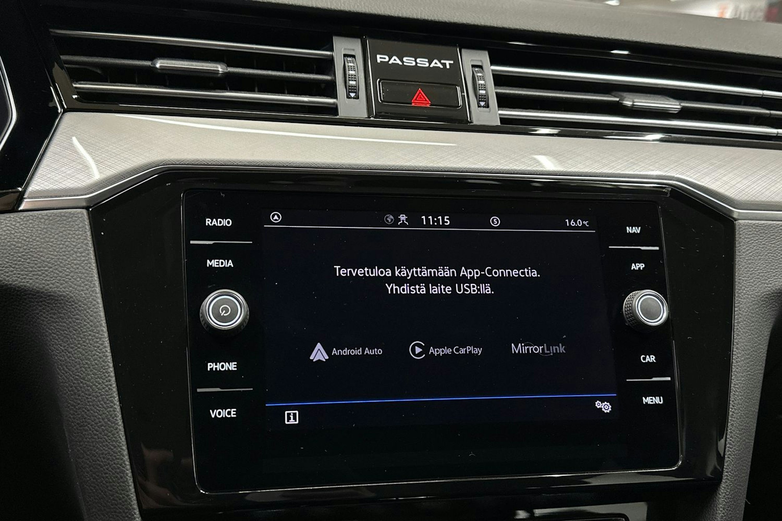 musta Volkswagen Passat 2022 kuva 18.