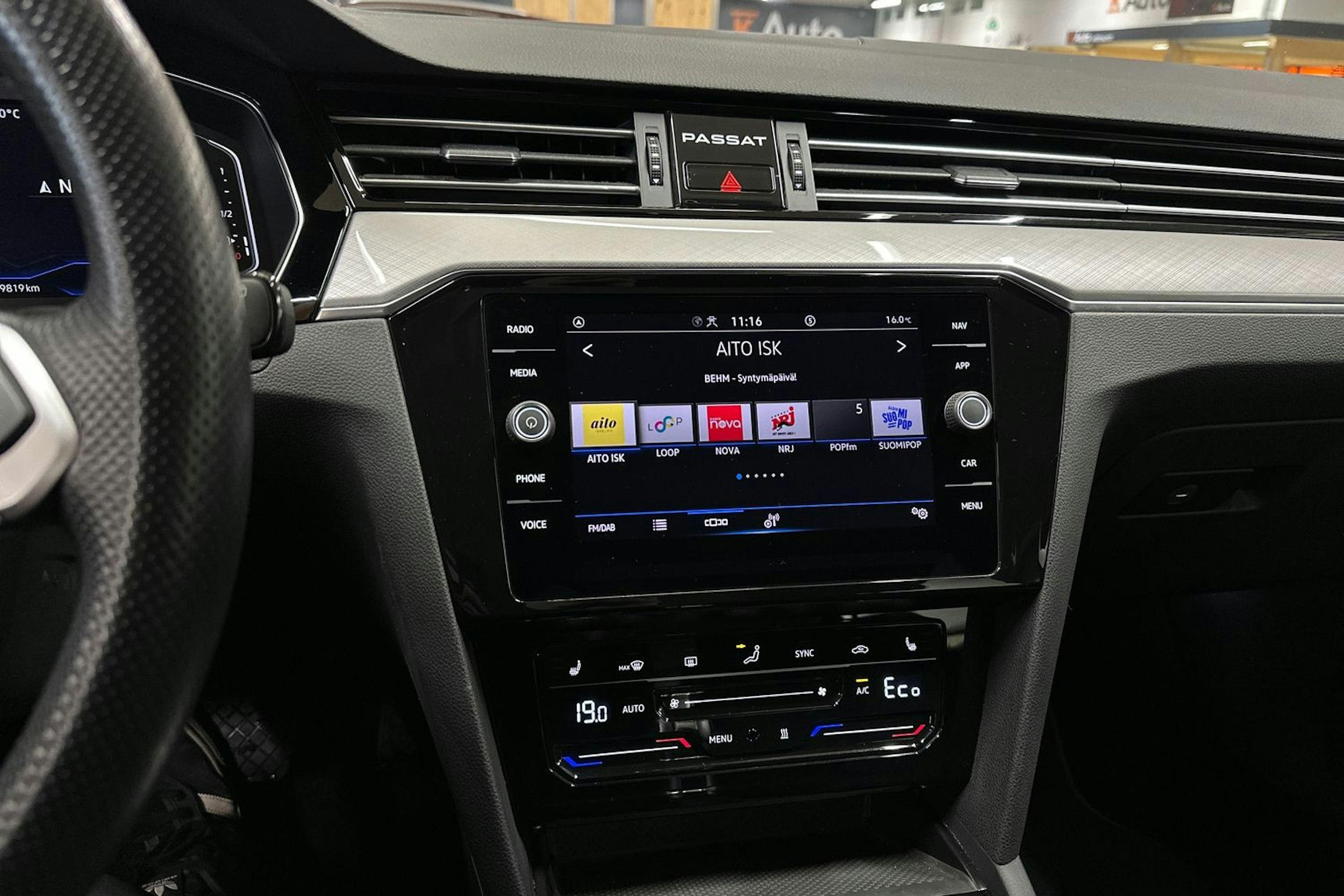 musta Volkswagen Passat 2022 kuva 20.