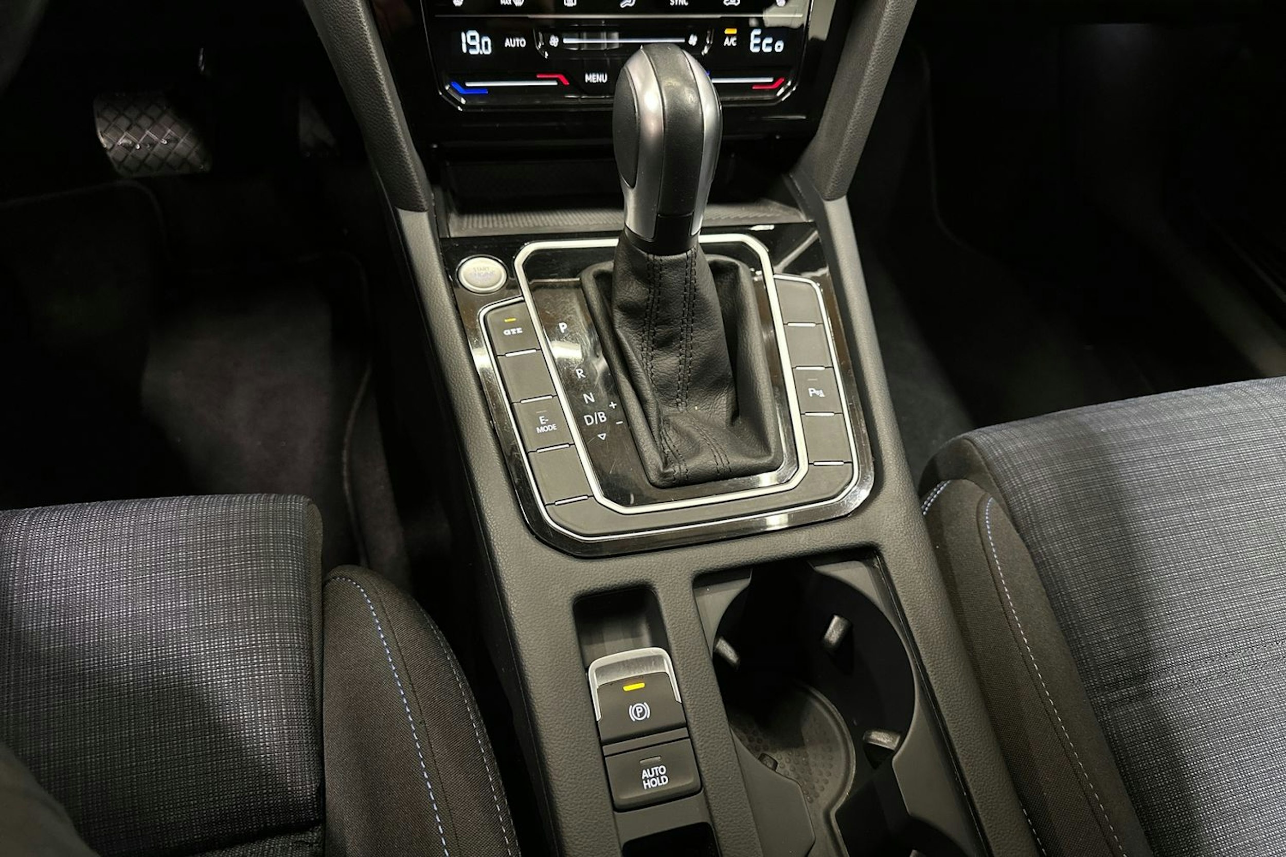 musta Volkswagen Passat 2022 kuva 21.