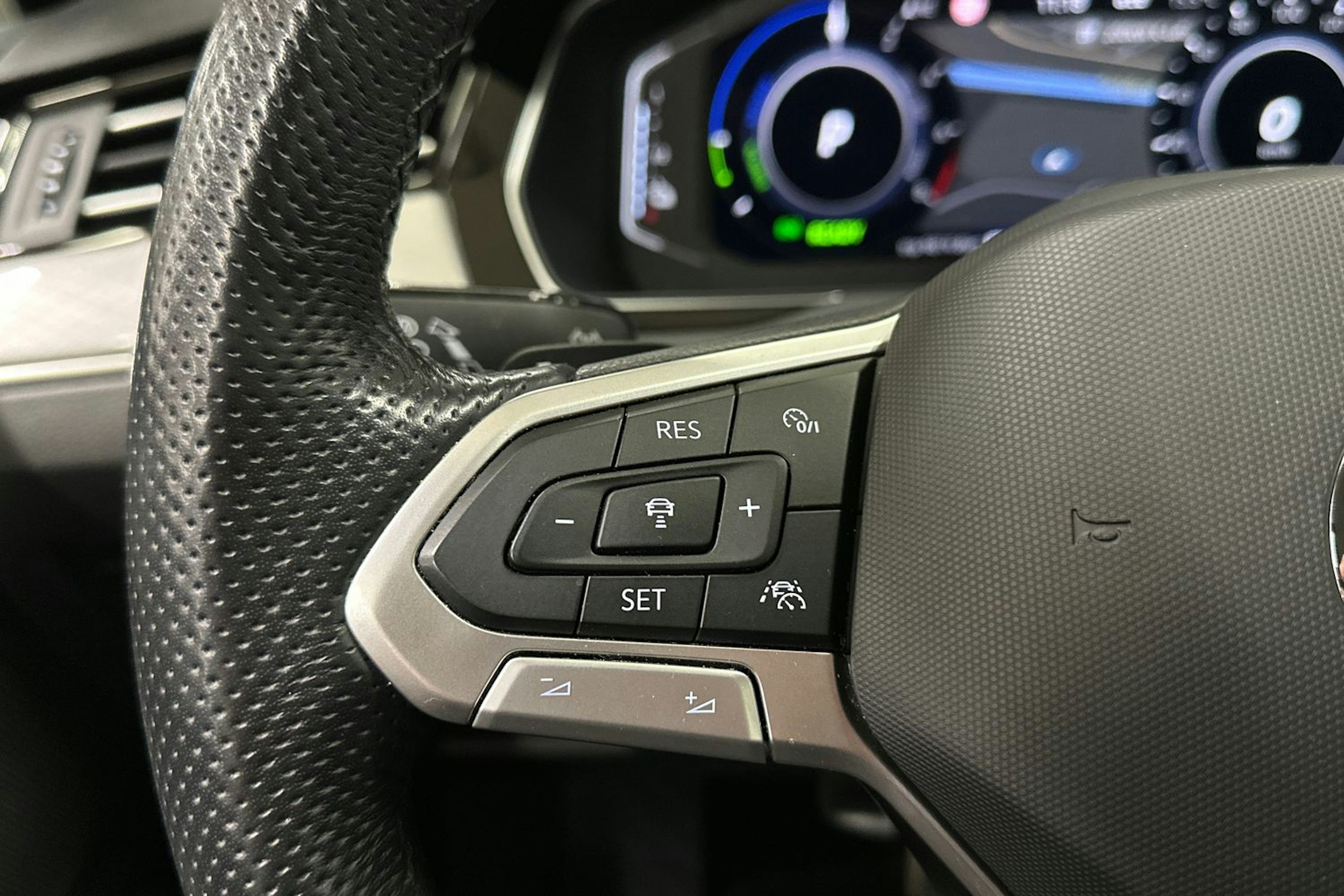 musta Volkswagen Passat 2022 kuva 24.