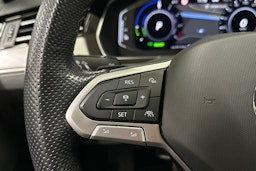 musta Volkswagen Passat 2022 kuva 24.