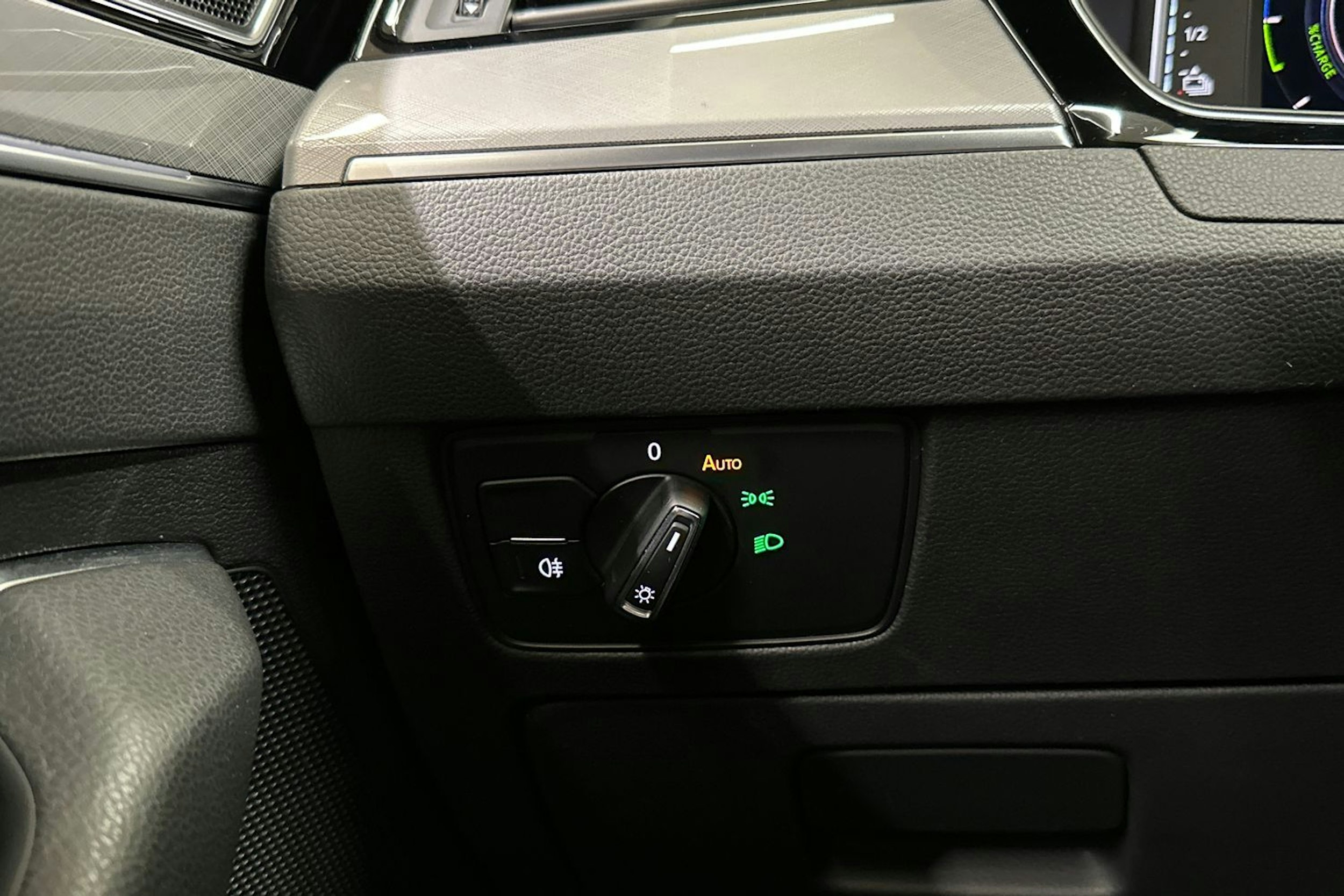 musta Volkswagen Passat 2022 kuva 26.