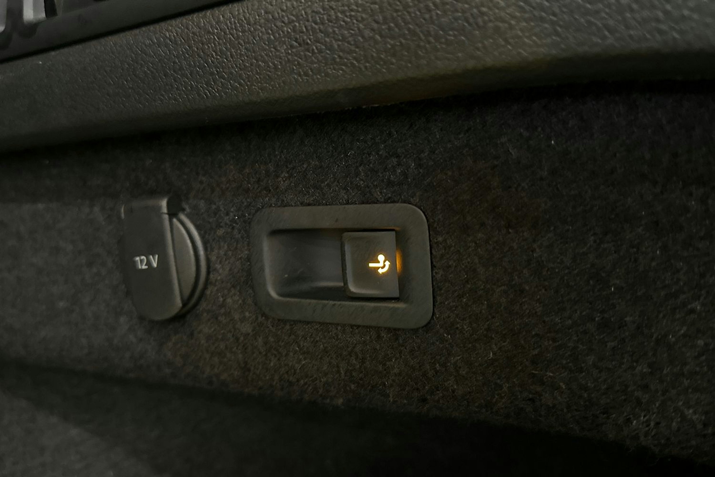 musta Volkswagen Passat 2022 kuva 28.