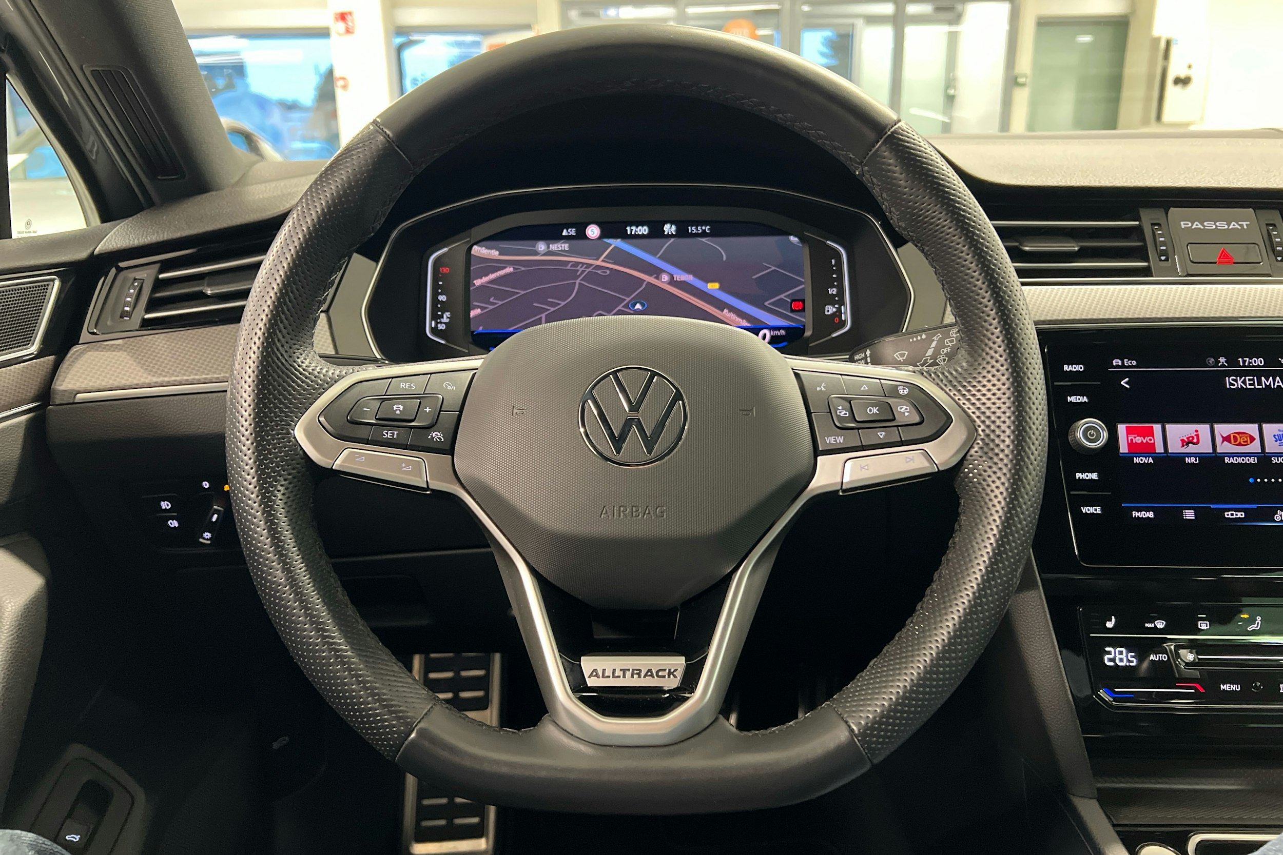 sininen Volkswagen Passat 2022 kuva 11.