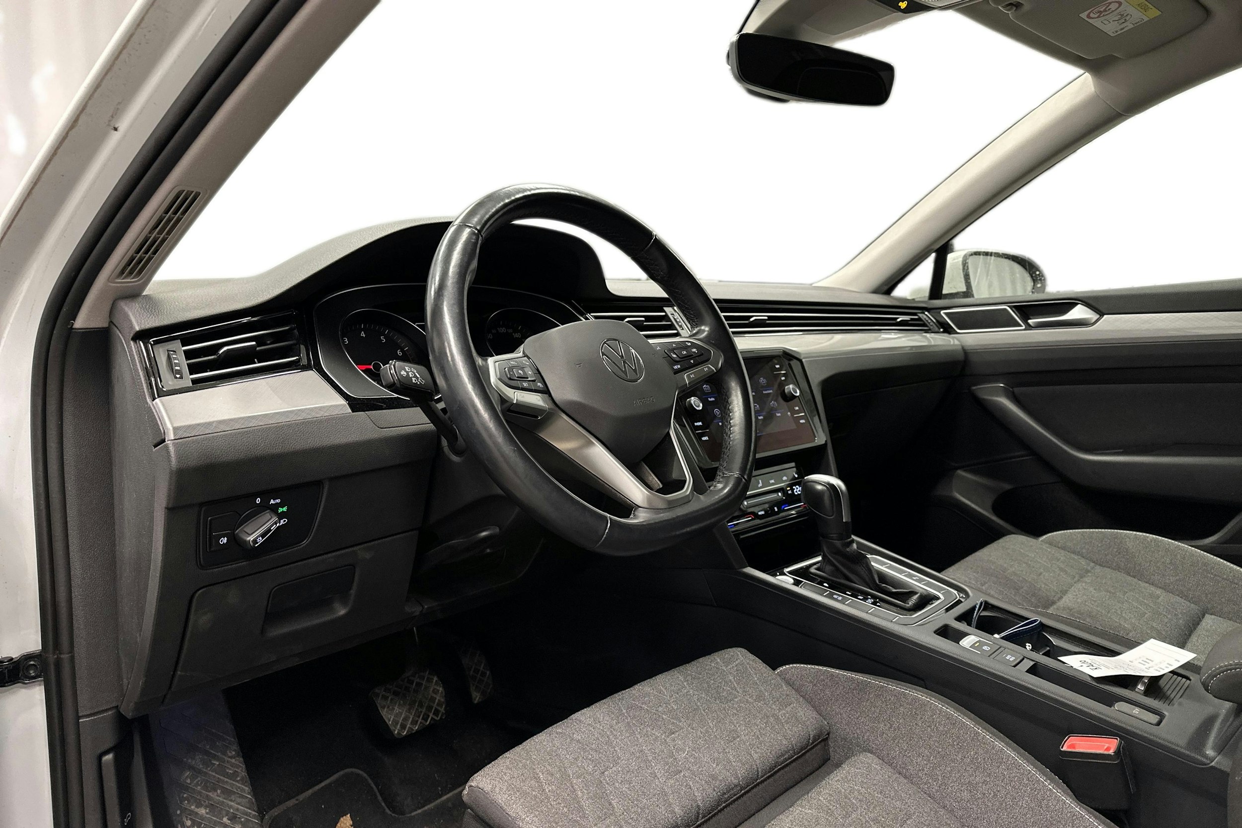 valkoinen Volkswagen Passat 2022 kuva 3.