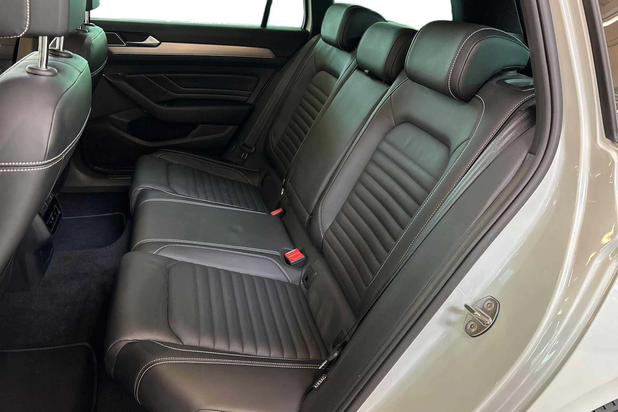 Valkoinen Volkswagen PASSAT 2022 kuva 8.