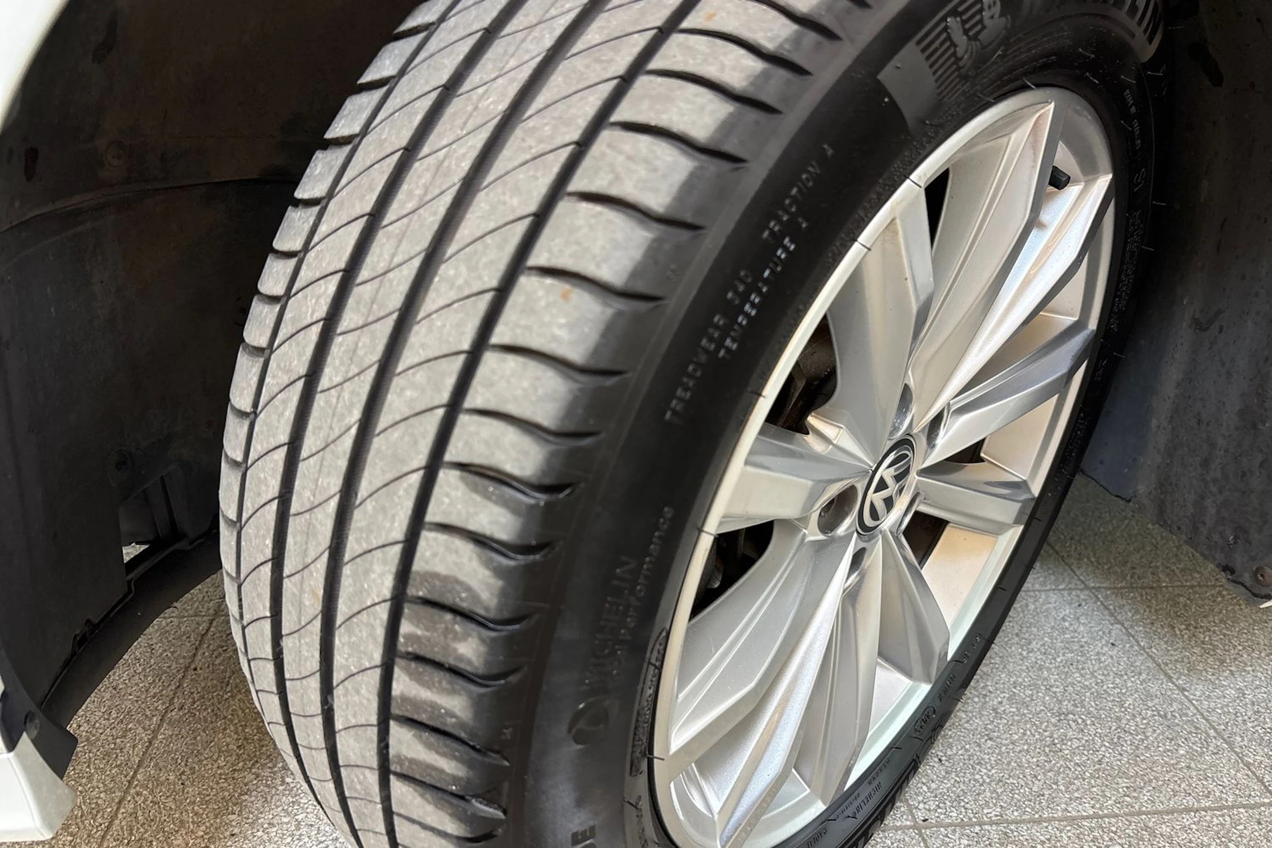 Valkoinen Volkswagen PASSAT 2022 kuva 10.