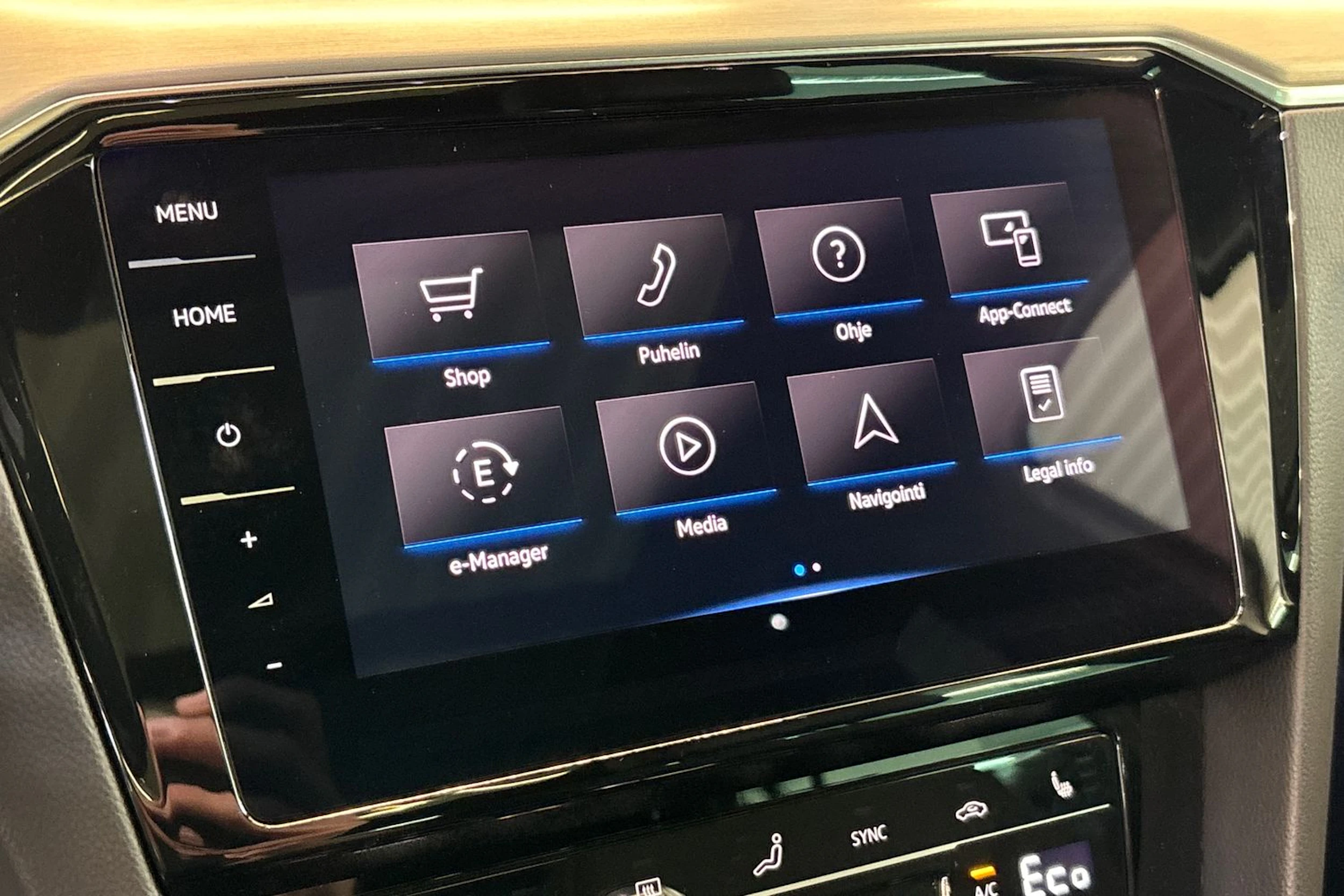 Valkoinen Volkswagen PASSAT 2022 kuva 16.