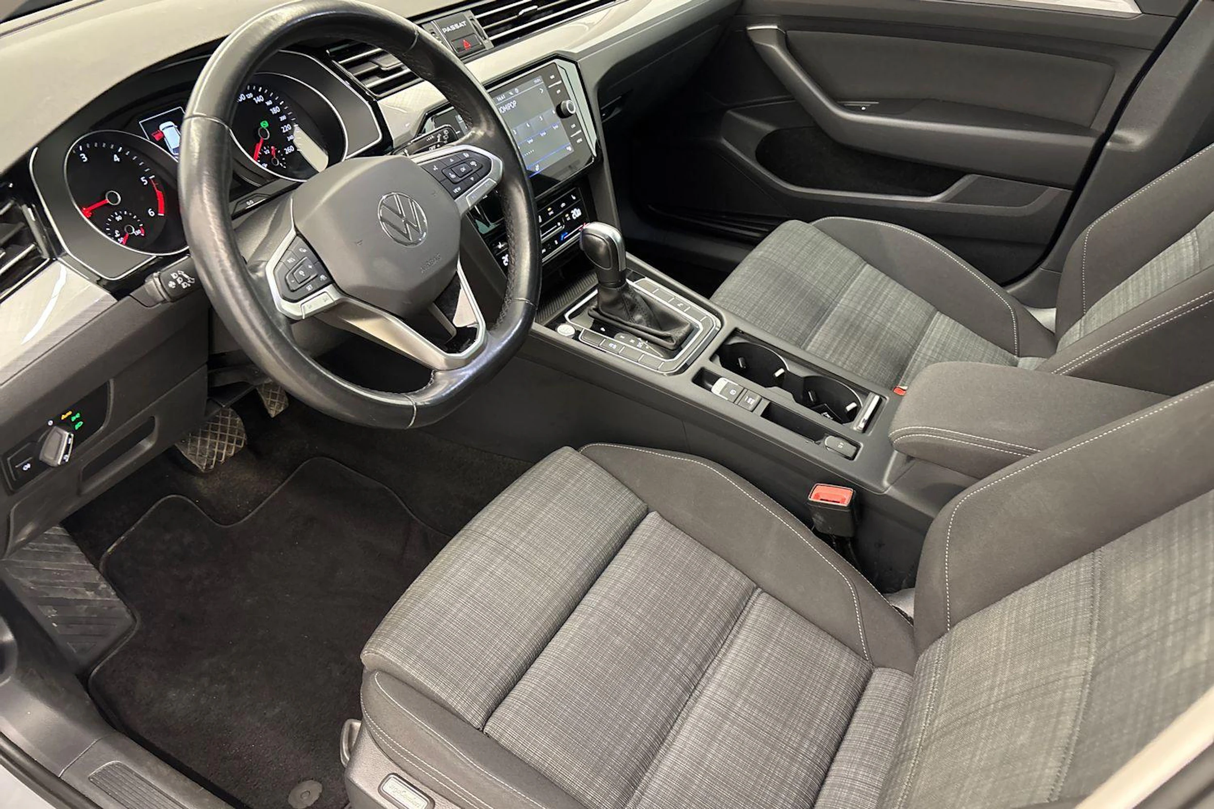 harmaa Volkswagen Passat 2022 kuva 6.