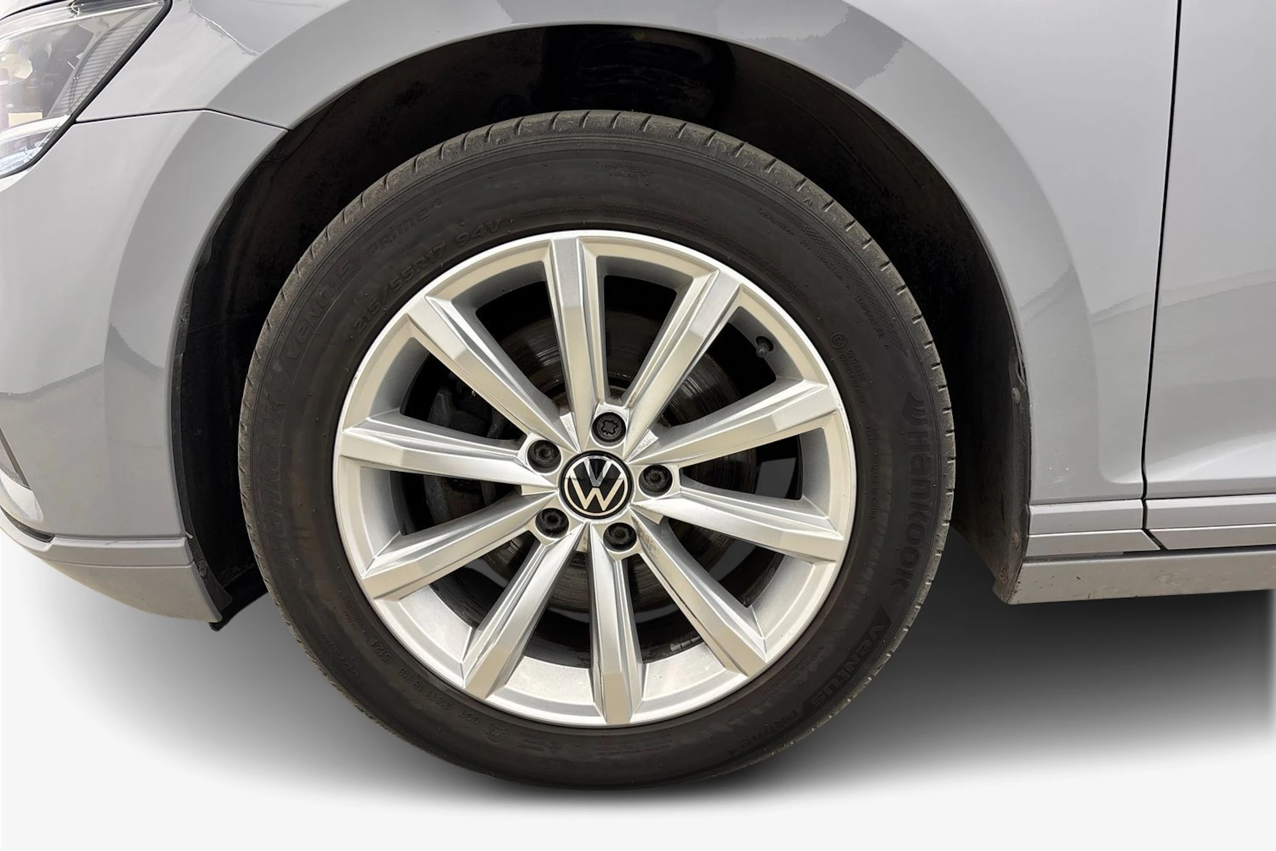 harmaa Volkswagen Passat 2022 kuva 9.