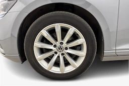 harmaa Volkswagen Passat 2022 kuva 9.