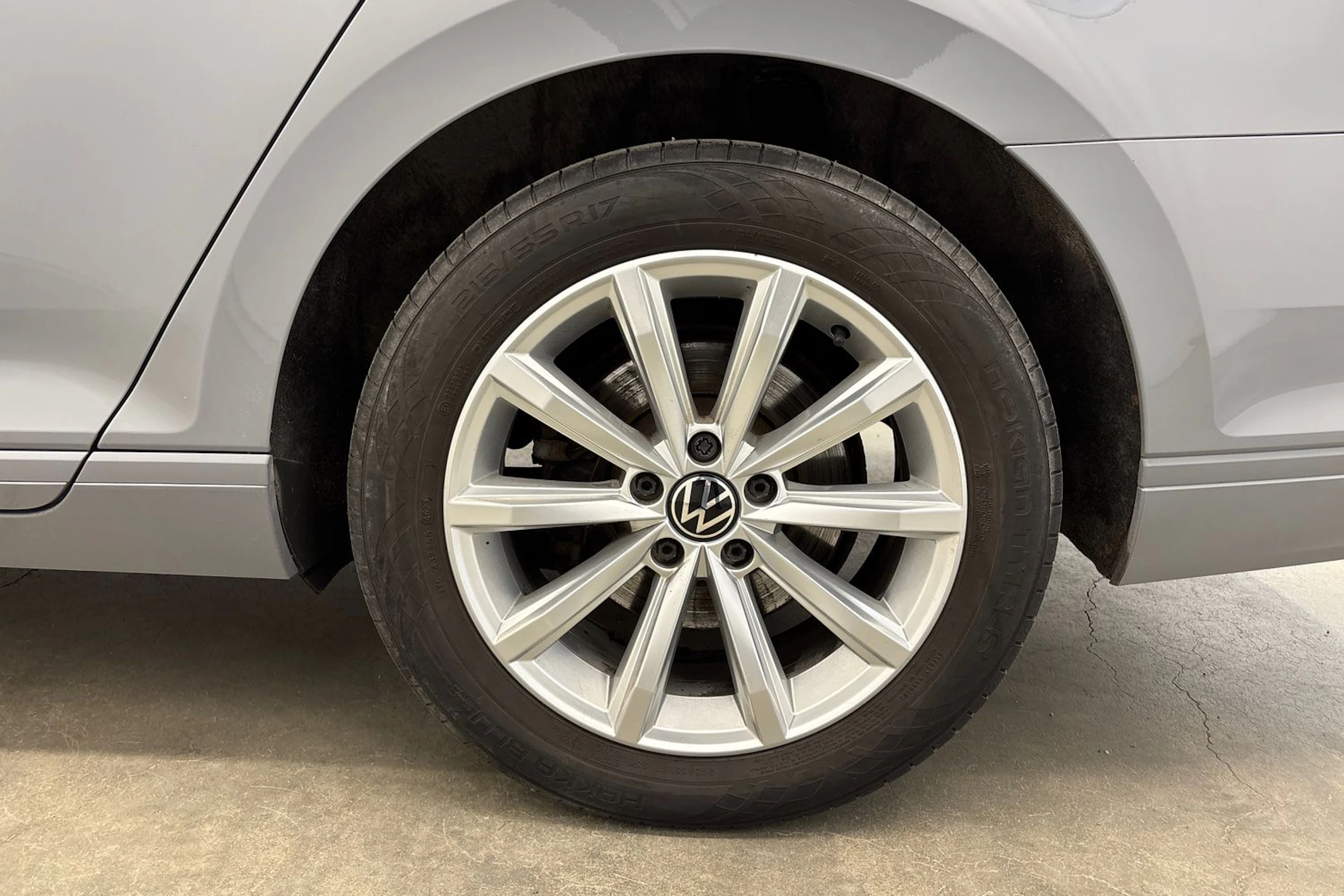 harmaa Volkswagen Passat 2022 kuva 10.