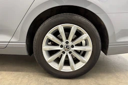 harmaa Volkswagen Passat 2022 kuva 10.