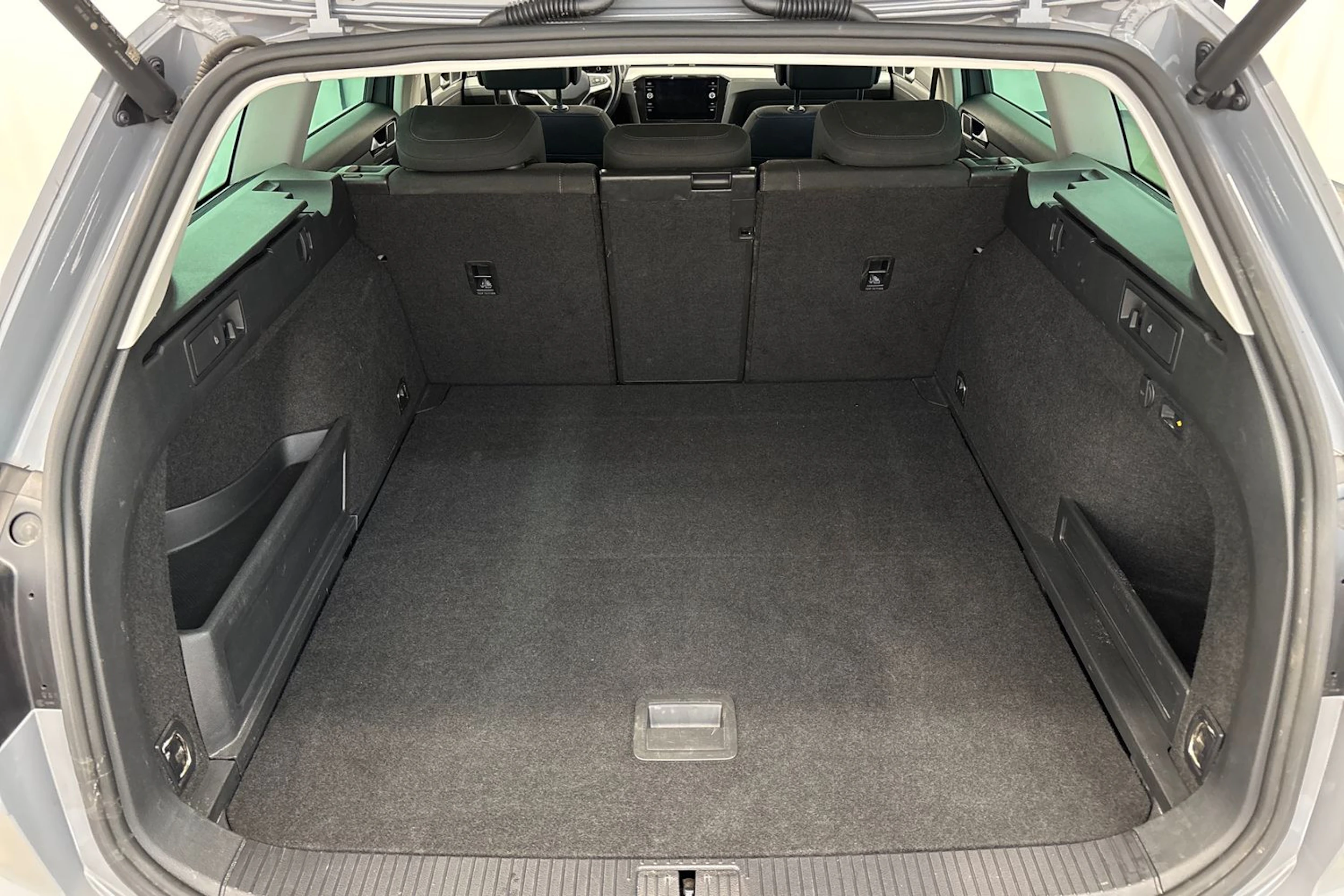 harmaa Volkswagen Passat 2022 kuva 11.